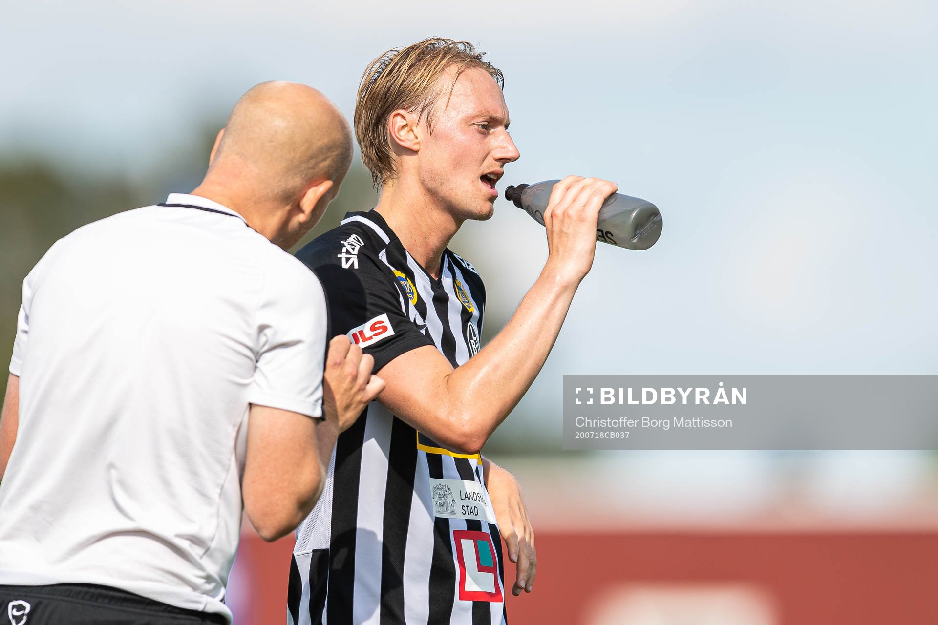 Landskronas tränare Billy Magnusson ger instruktioner till