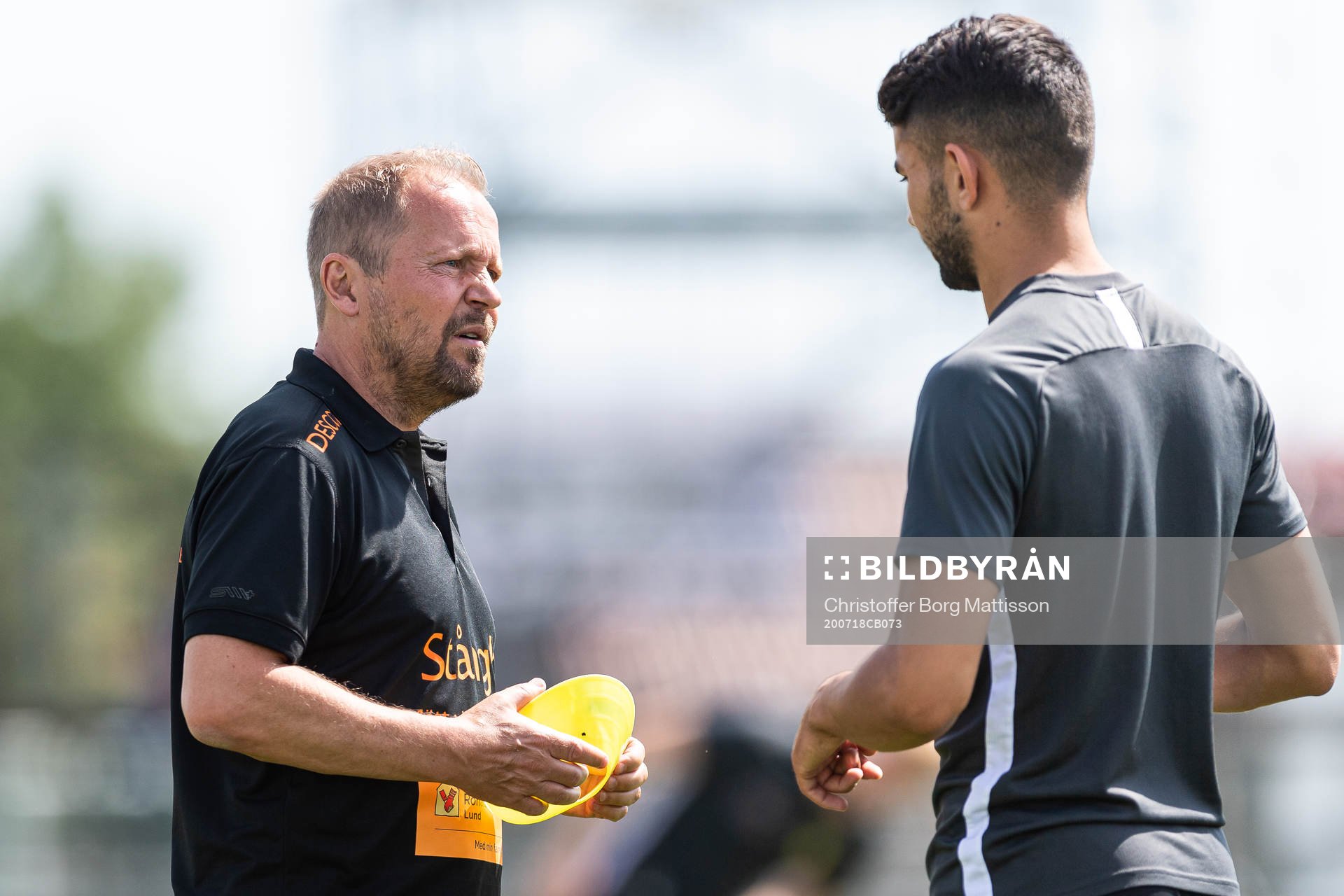 Torns tränare Richard Ringhov i samtal med en spelare under uppvärmningen inför fotbollsmatchen i Division 1 södra mellan Torn och Landskrona den 18 juli 2020 i Stångby.