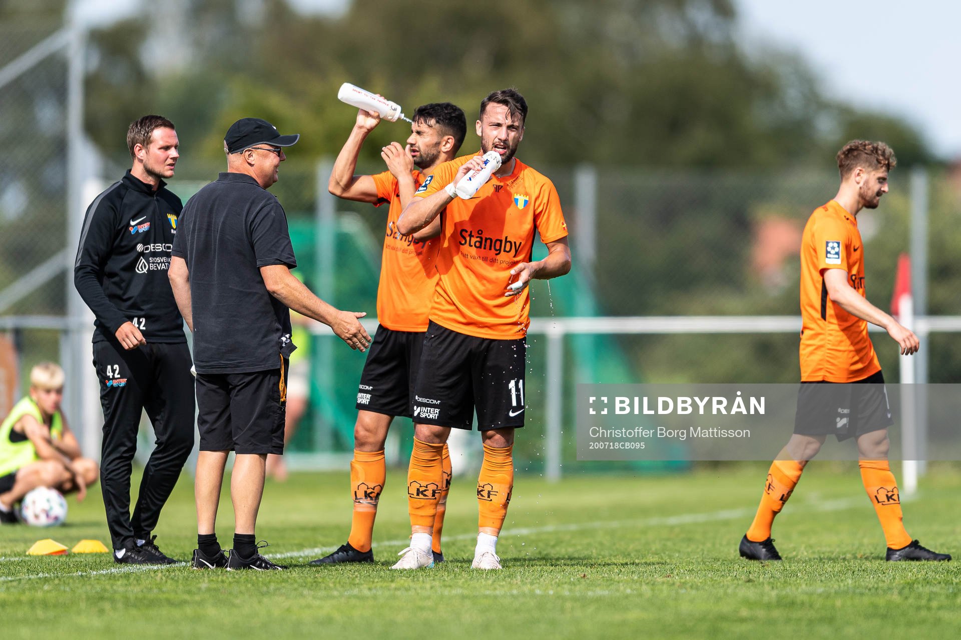 Torns spelare svalkar sig i ett cooling break