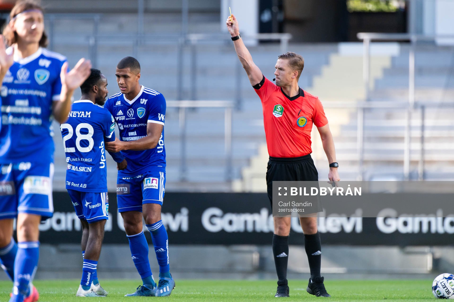 Umeås Beneyam Demte får gult kort av domare Fredrik