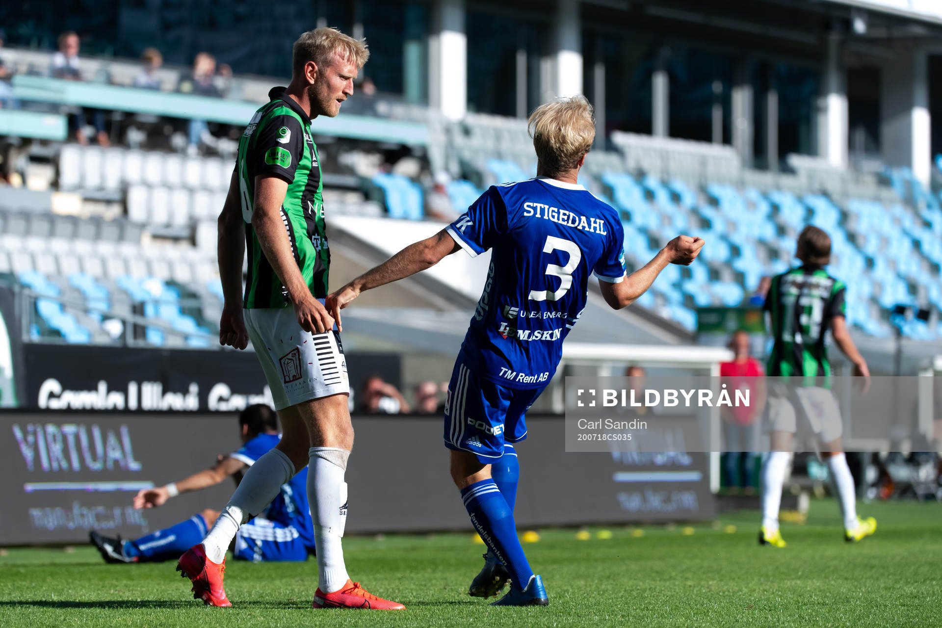 GAIS Carl Elfgren Nyström i en situation med Umeås Jens