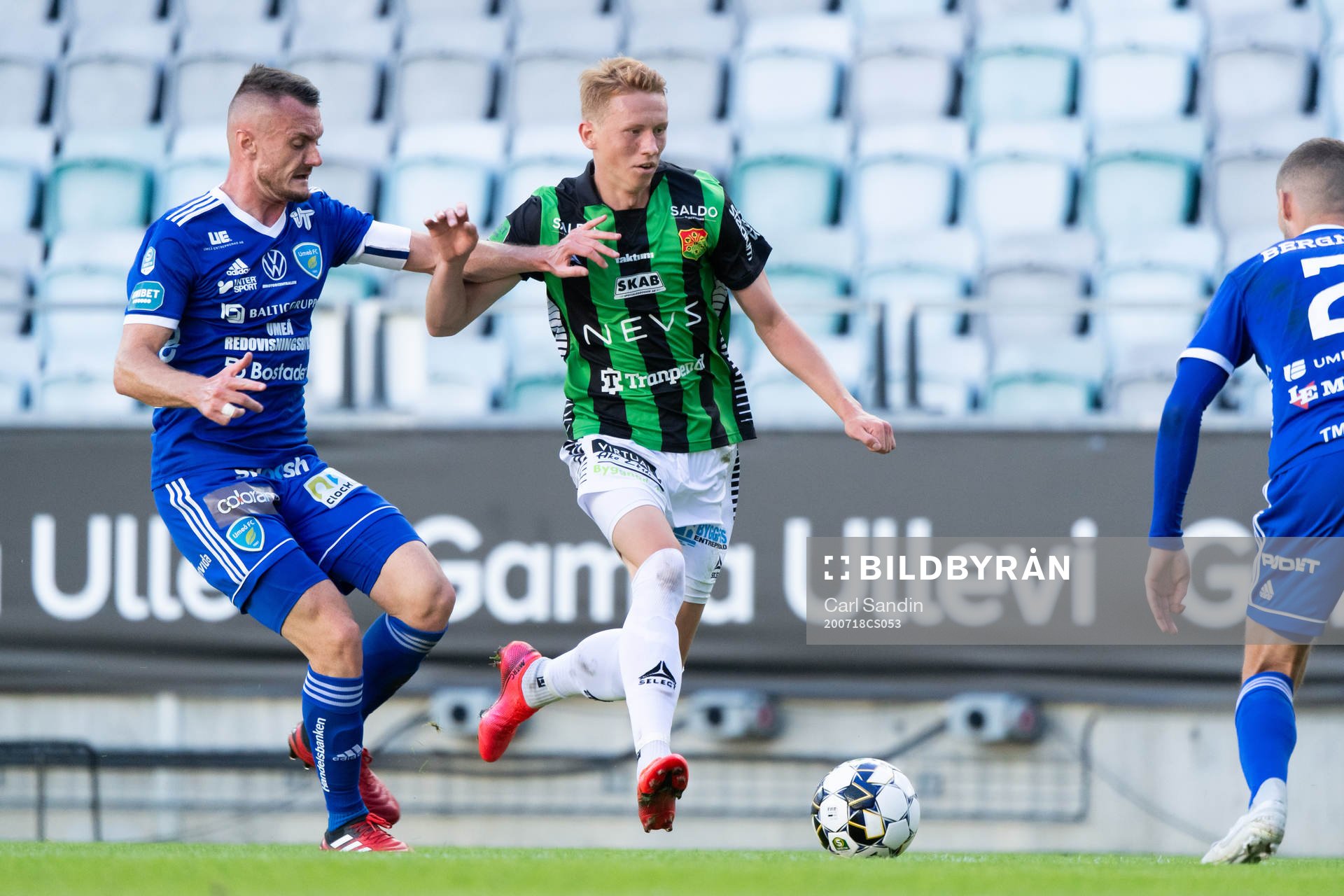 Umeås Aurelien Norest och GAIS Julius Lindberg under fotbollsmatchen i Superettan mellan GAIS och Umeå FC den 18 juli 2020 i Göteborg.