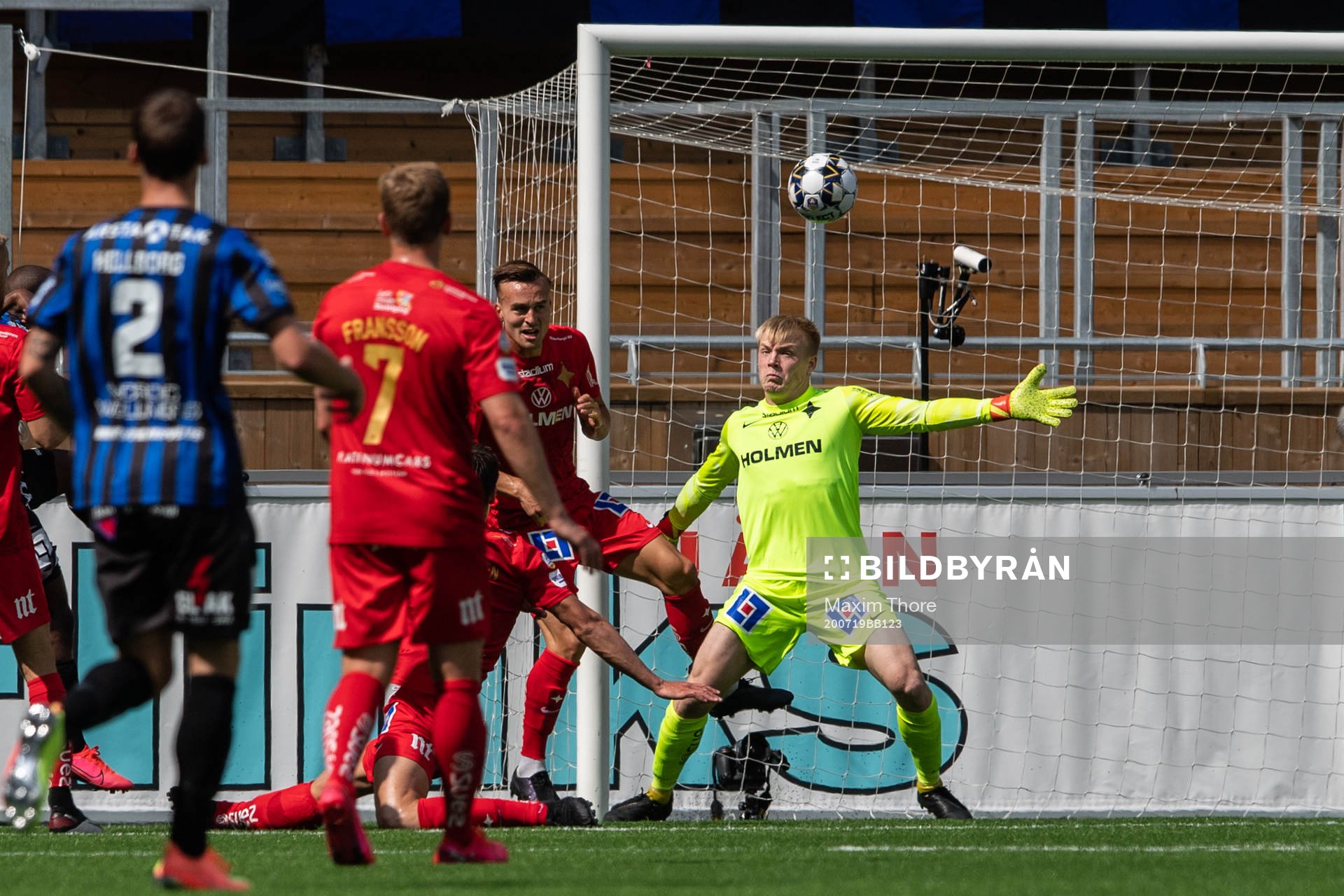 IFK Norrköpings målvakt Isak Pettersson räddar en