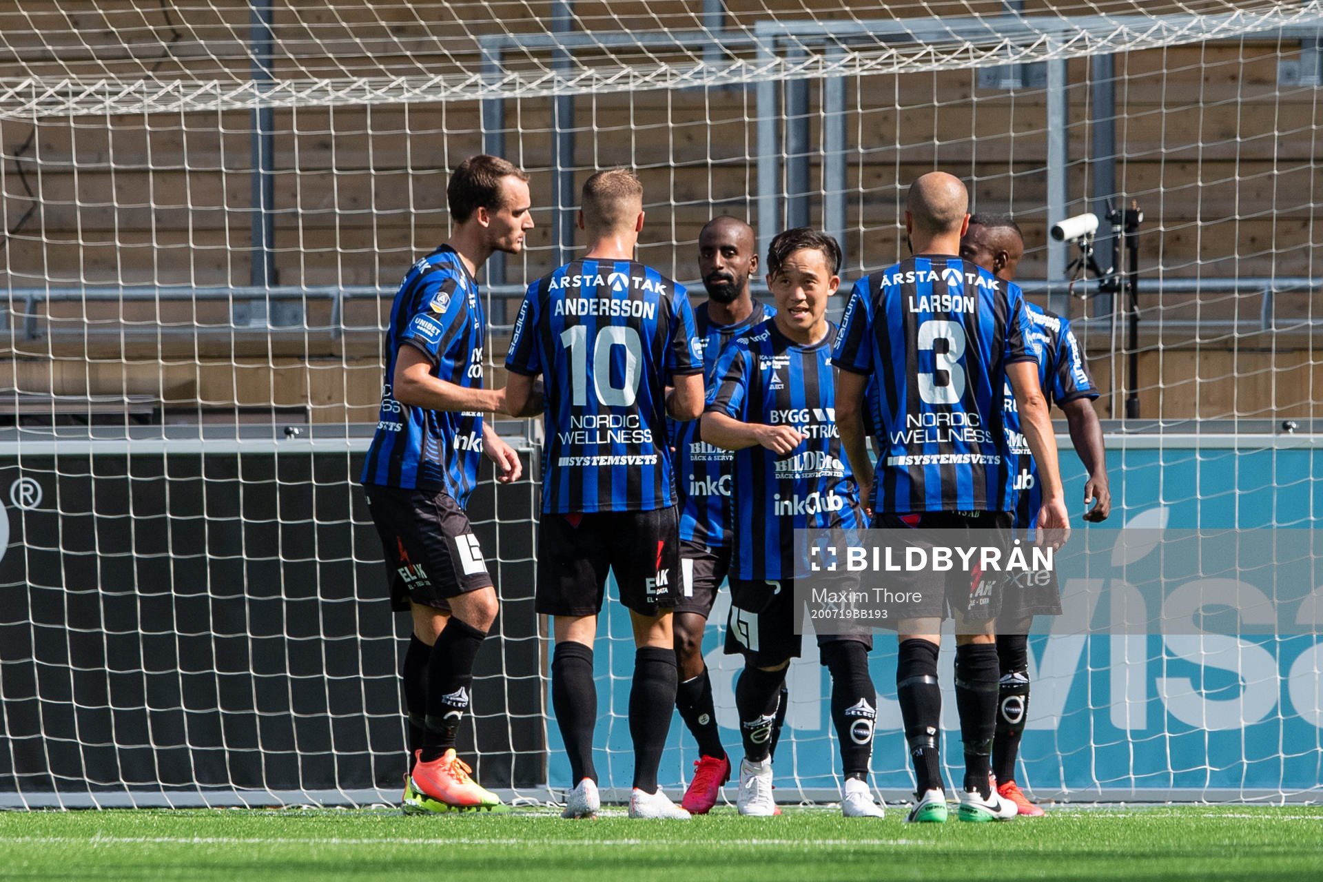 Sirius Mohammed Khalid Saeid jublar med lagkamrater efter 2-1 under fotbollsmatchen i Allsvenskan mellan Sirius och IFK Norrköping den 19 juli 2020 i Uppsala.