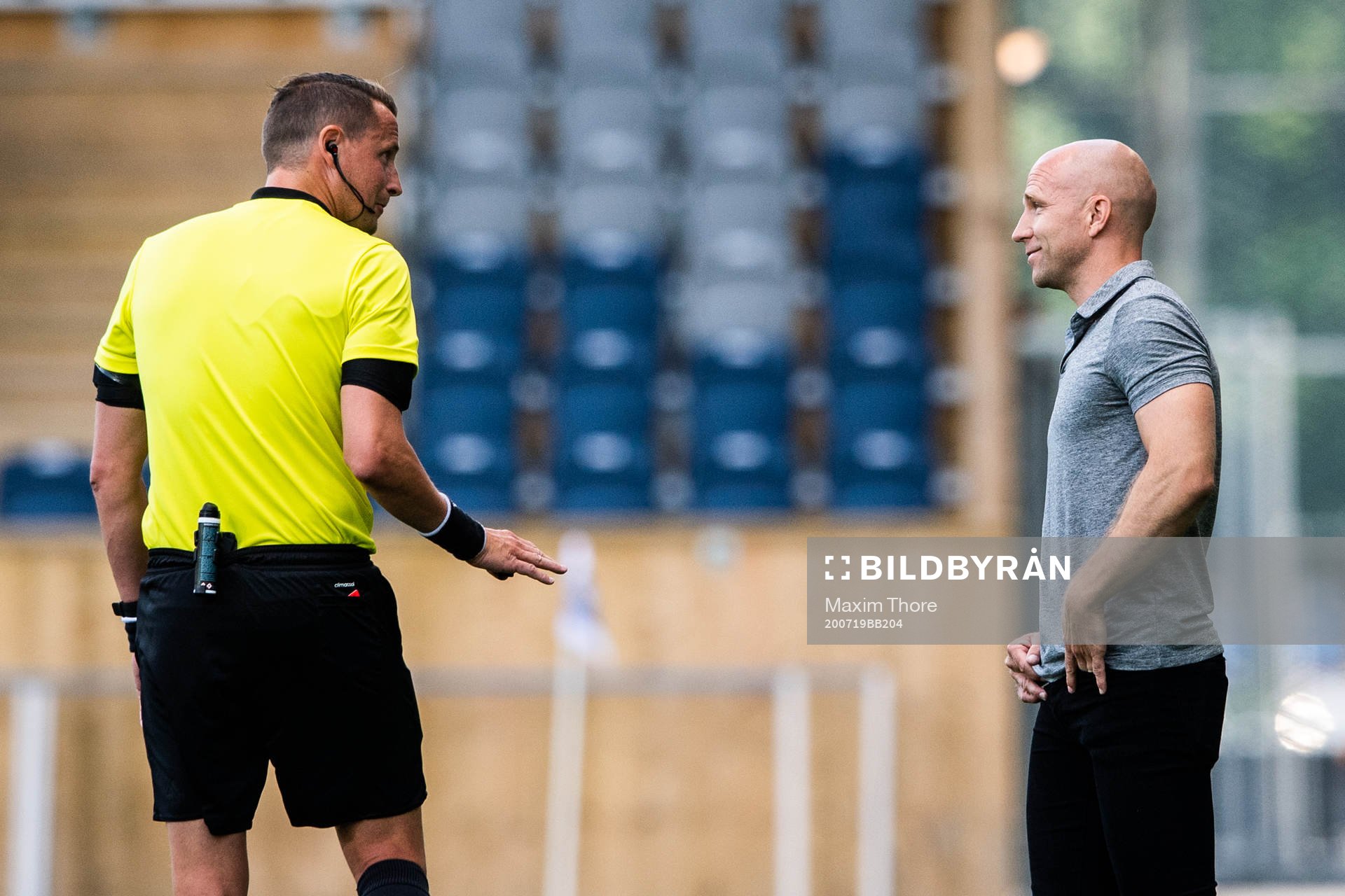 Domare Andreas Ekberg och Sirius tränare Henrik Rydström
