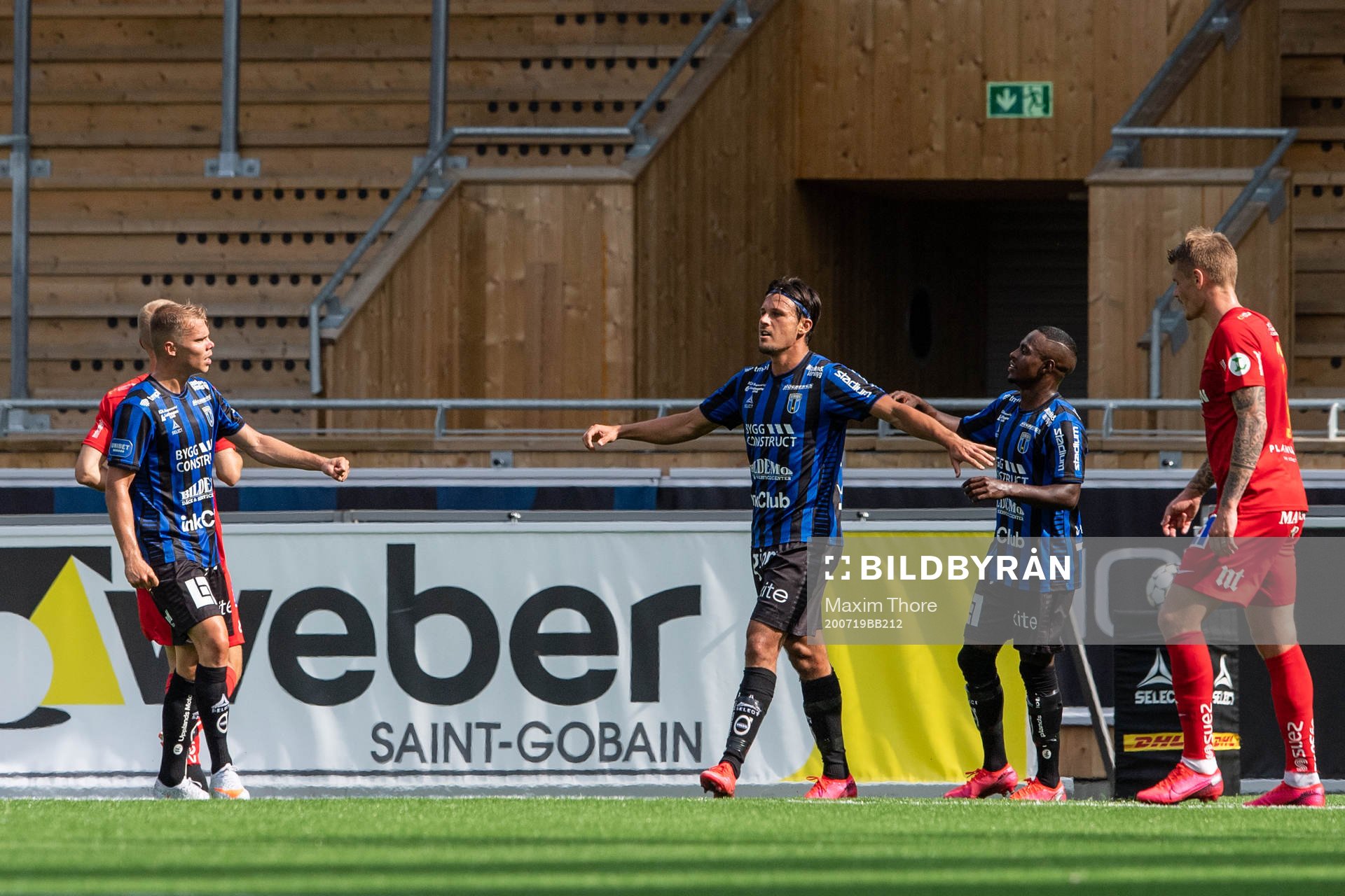 Sirius Stefano Vecchia jublar med lagkamrater