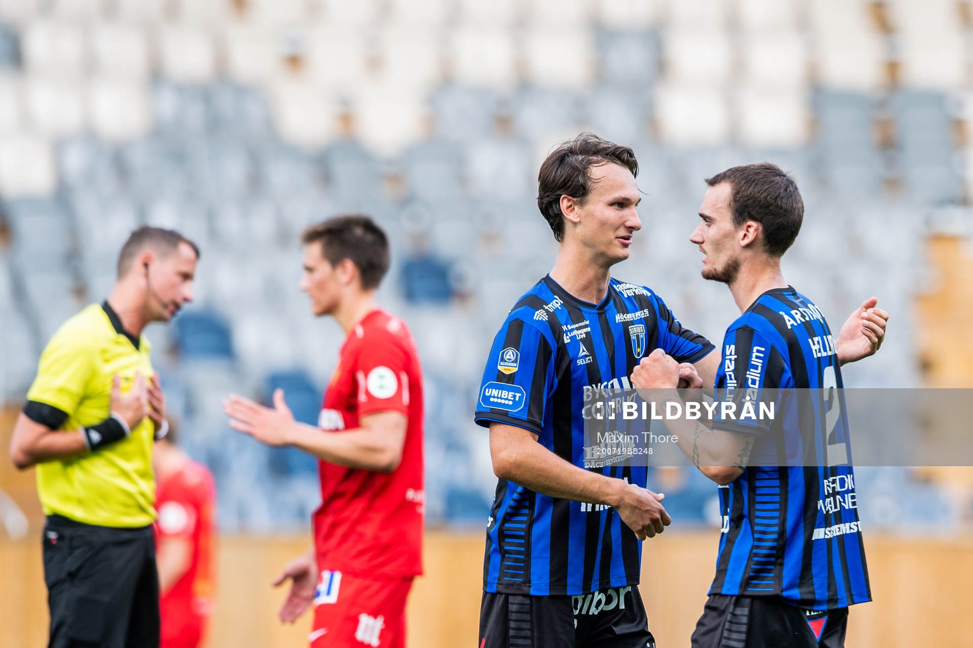 Sirius Hjalmar Ekdal och Adam Hellborg jublar efter fotbollsmatchen i Allsvenskan mellan Sirius och IFK Norrköping den 19 juli 2020 i Uppsala.