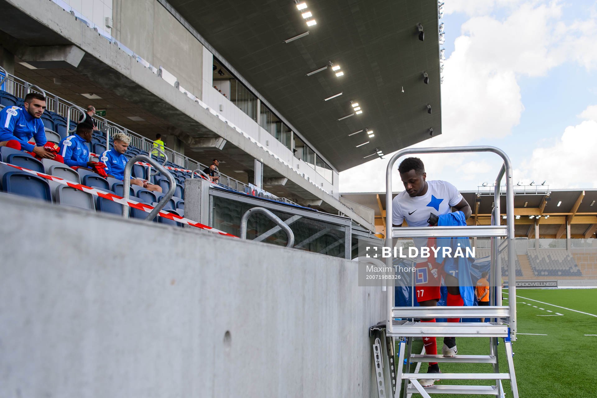 IFK Norrköpings Manasse Kusu går upp till bänken