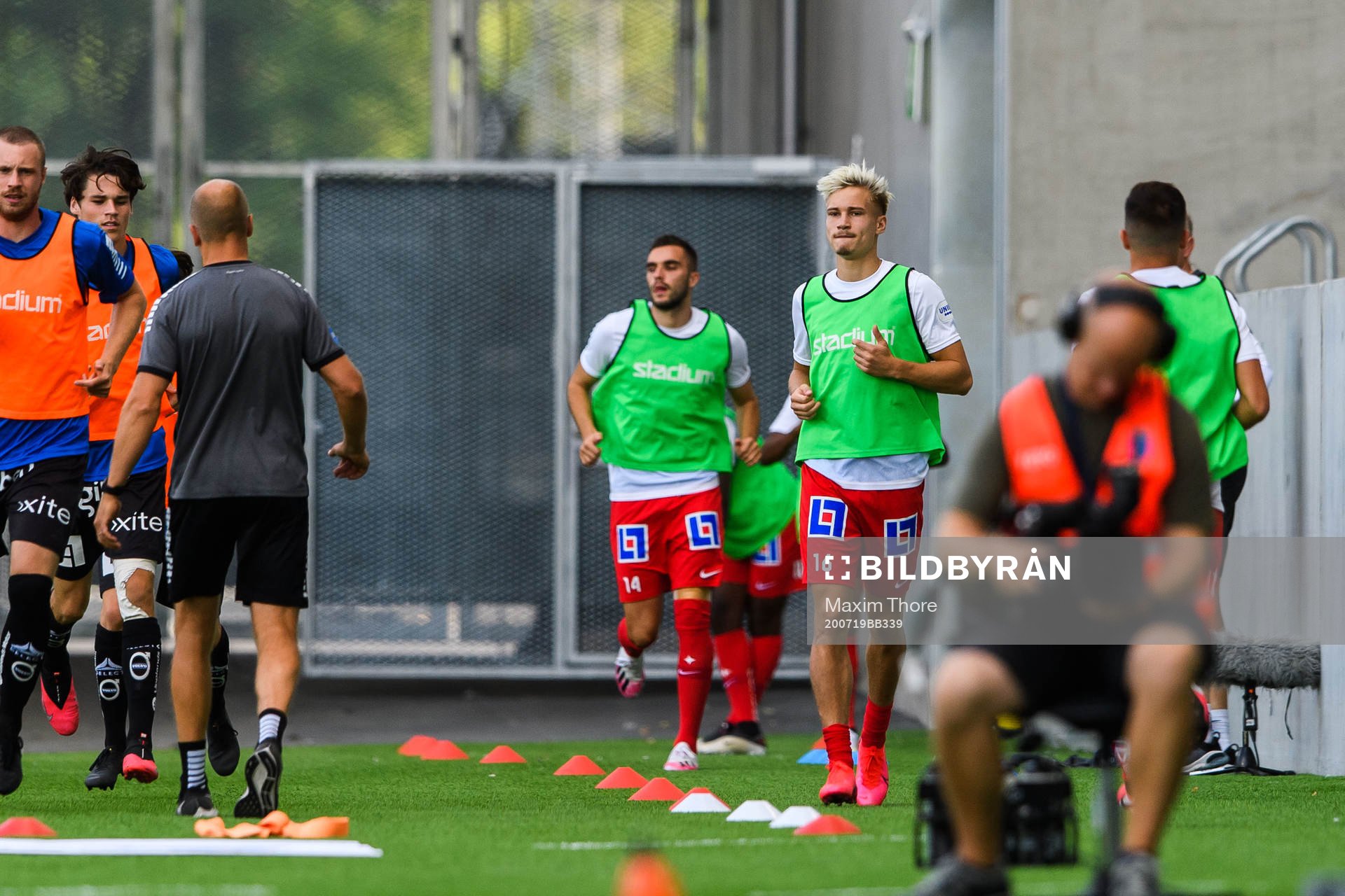 IFK Norrköpings Pontus Almqvist värmer upp