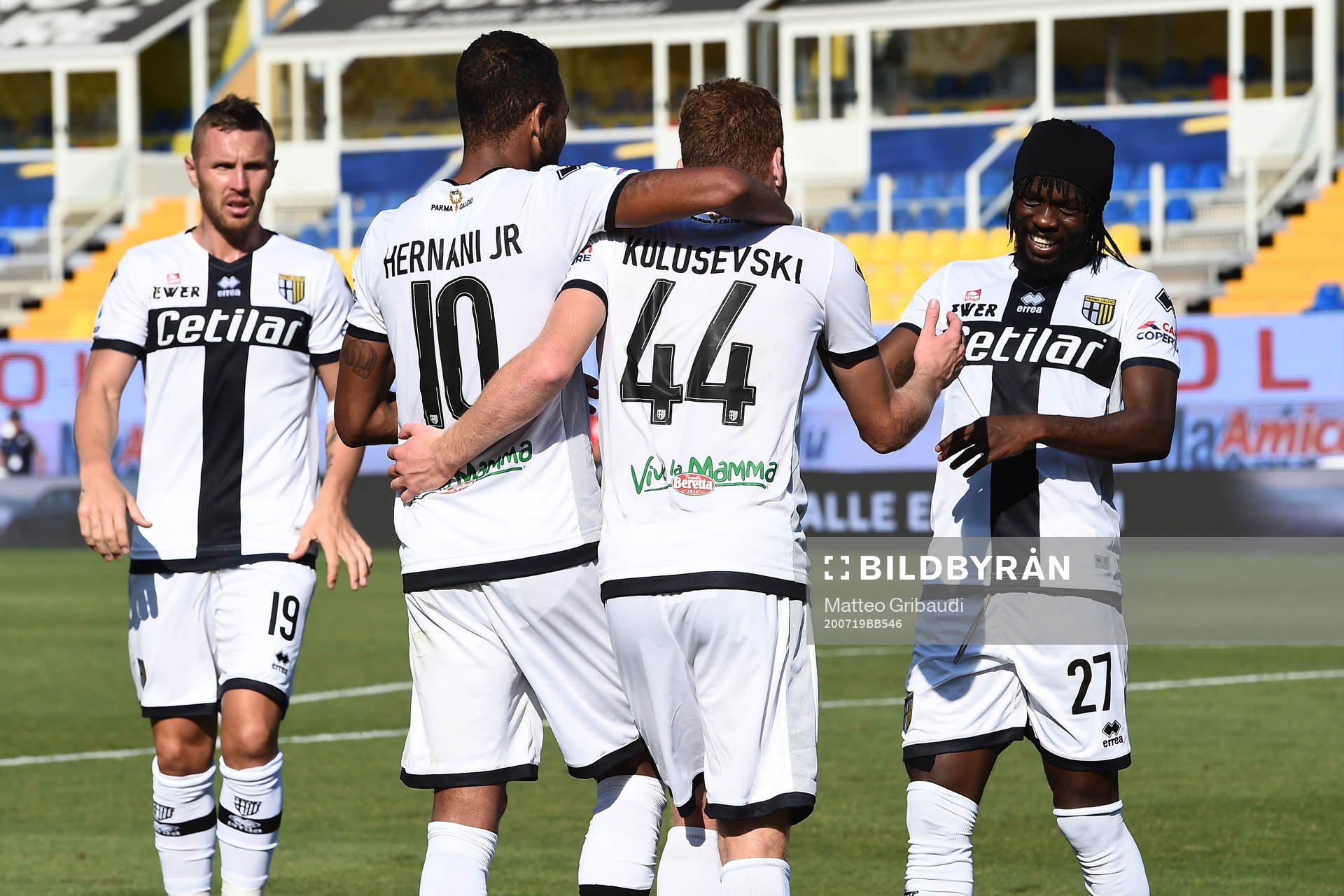 Parmas Dejan Kulusevski jublar med lagkamrater under fotbollsmatchen i Serie A mellan Parma och Sampdoria den 19 juli 2020 i Parma.
