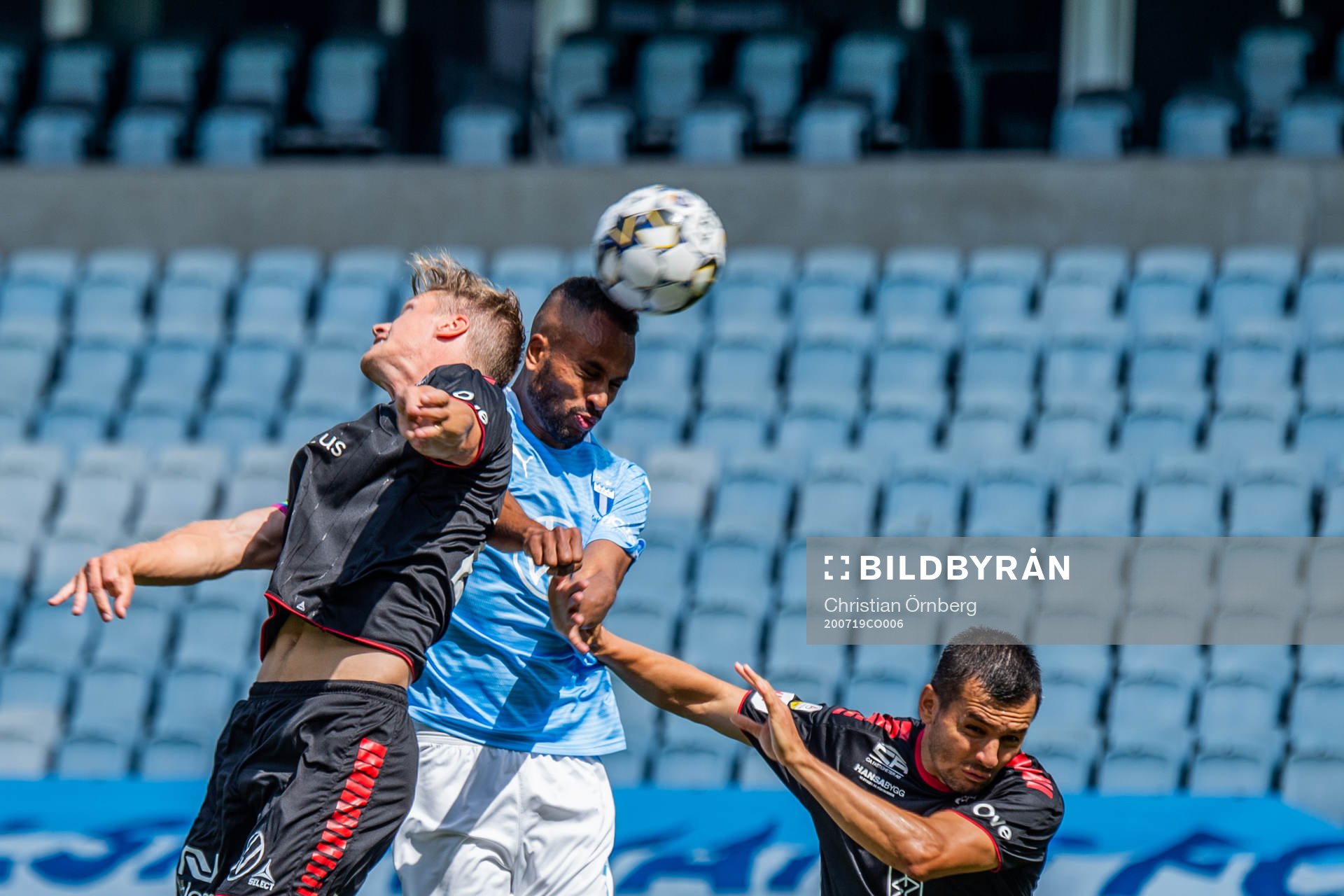Kalmars Viktor Elm och Emin Nouri mot Malmö FFs Isaac Kiese Thelin under fotbollsmatchen i Allsvenskan mellan Malmö FF och Kalmar den 19 juli 2020 i Malmö.