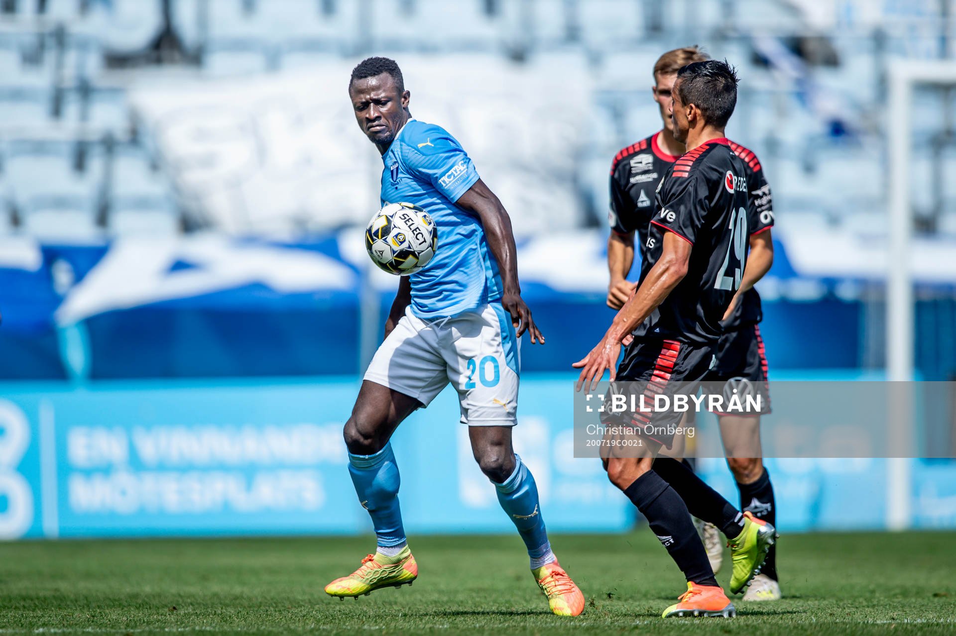 Malmö FFs Bonke Innocent mot Kalmars Romario Pereira Sipiao