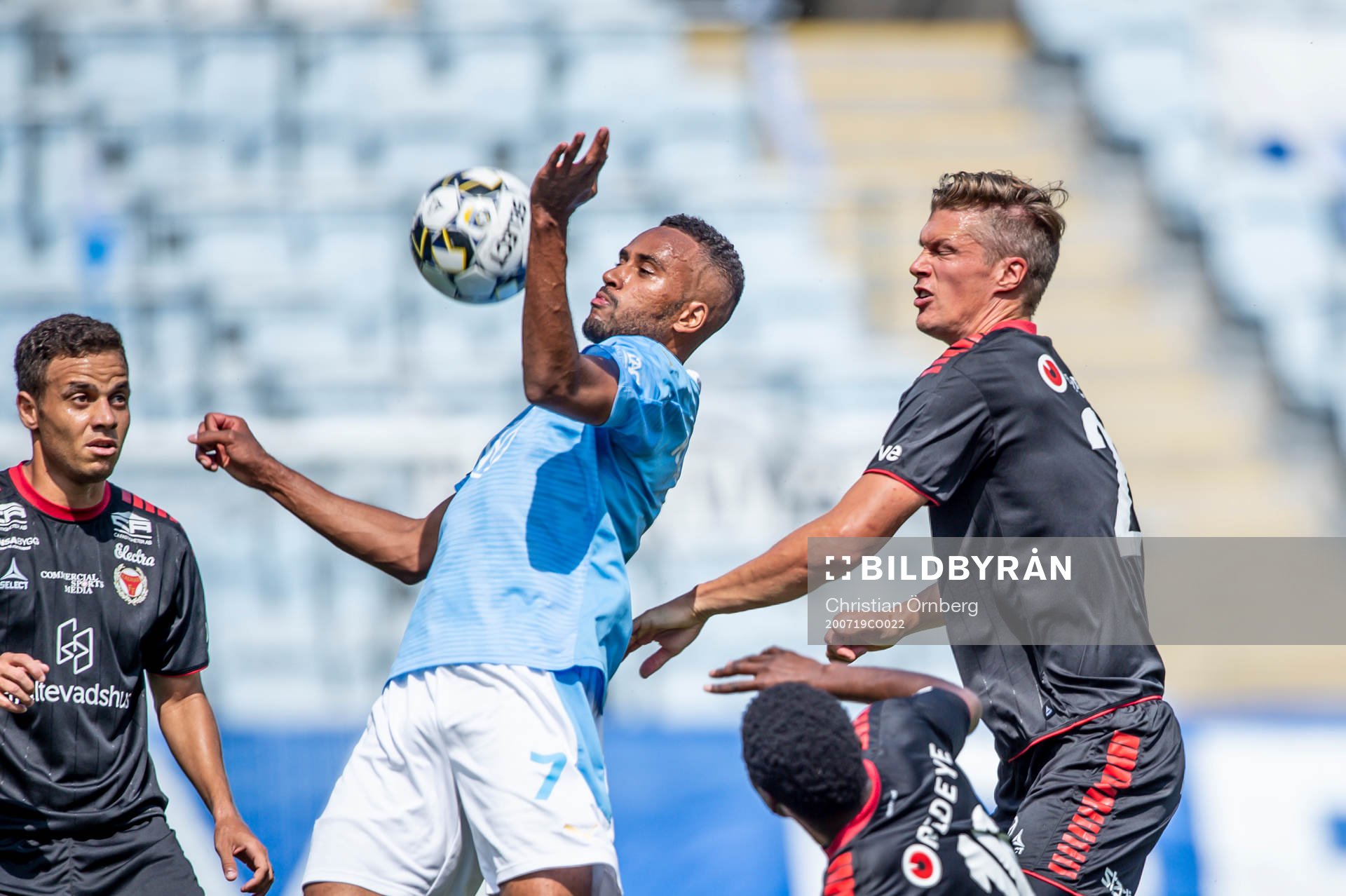 Malmö FFs Isaac Kiese Thelin mot Kalmars Viktor Elm