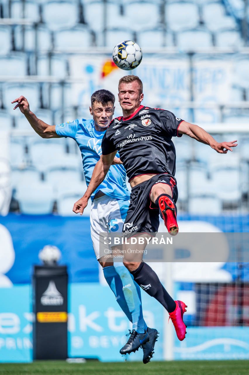 Malmö FFs Anel Ahmedhodzic mot Kalmars Alexander Ahl