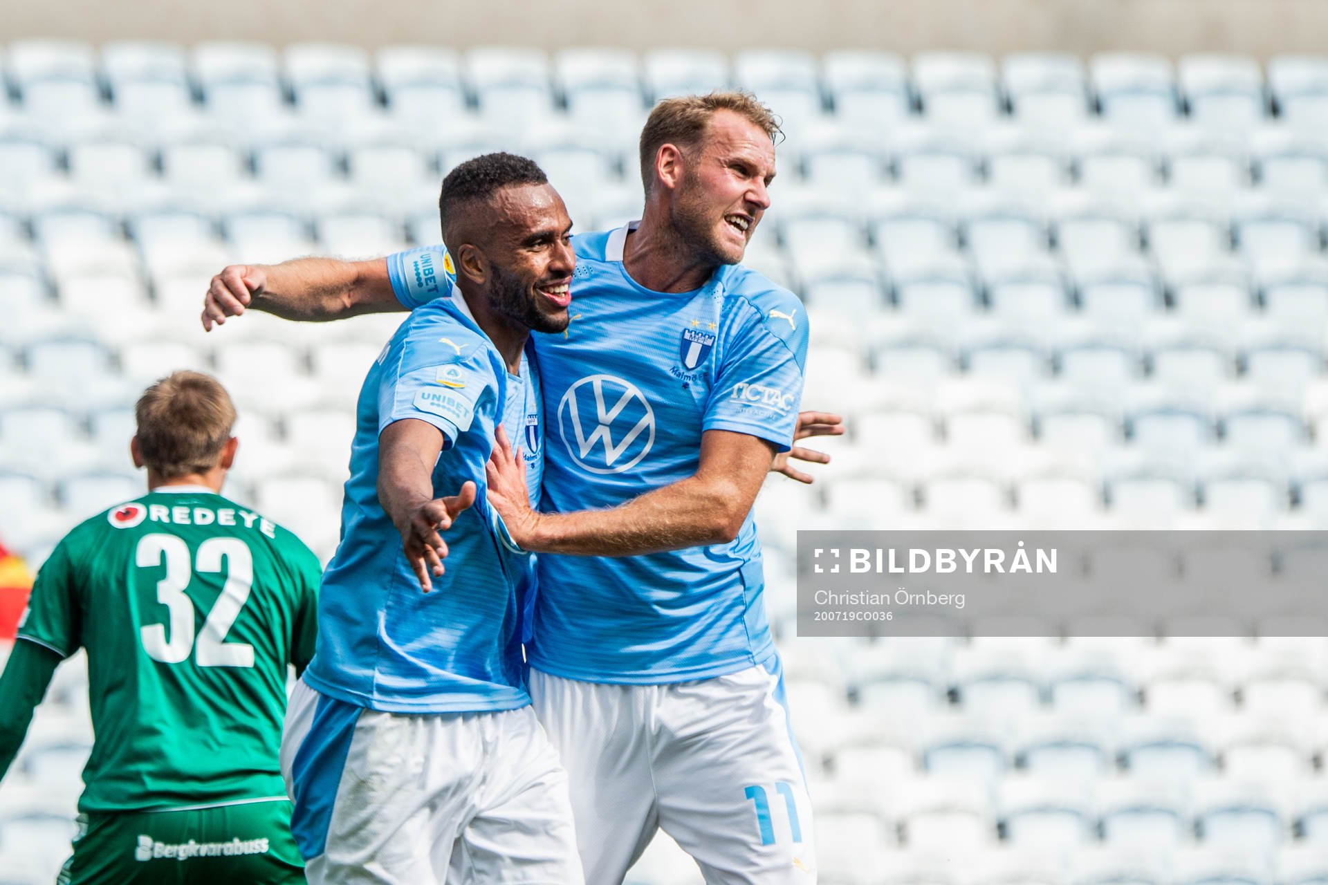 Malmö FFs Isaac Kiese Thelin jublar tillsammans med Ola Toivonen efter 2-1 under fotbollsmatchen i Allsvenskan mellan Malmö FF och Kalmar den 19 juli 2020 i Malmö.