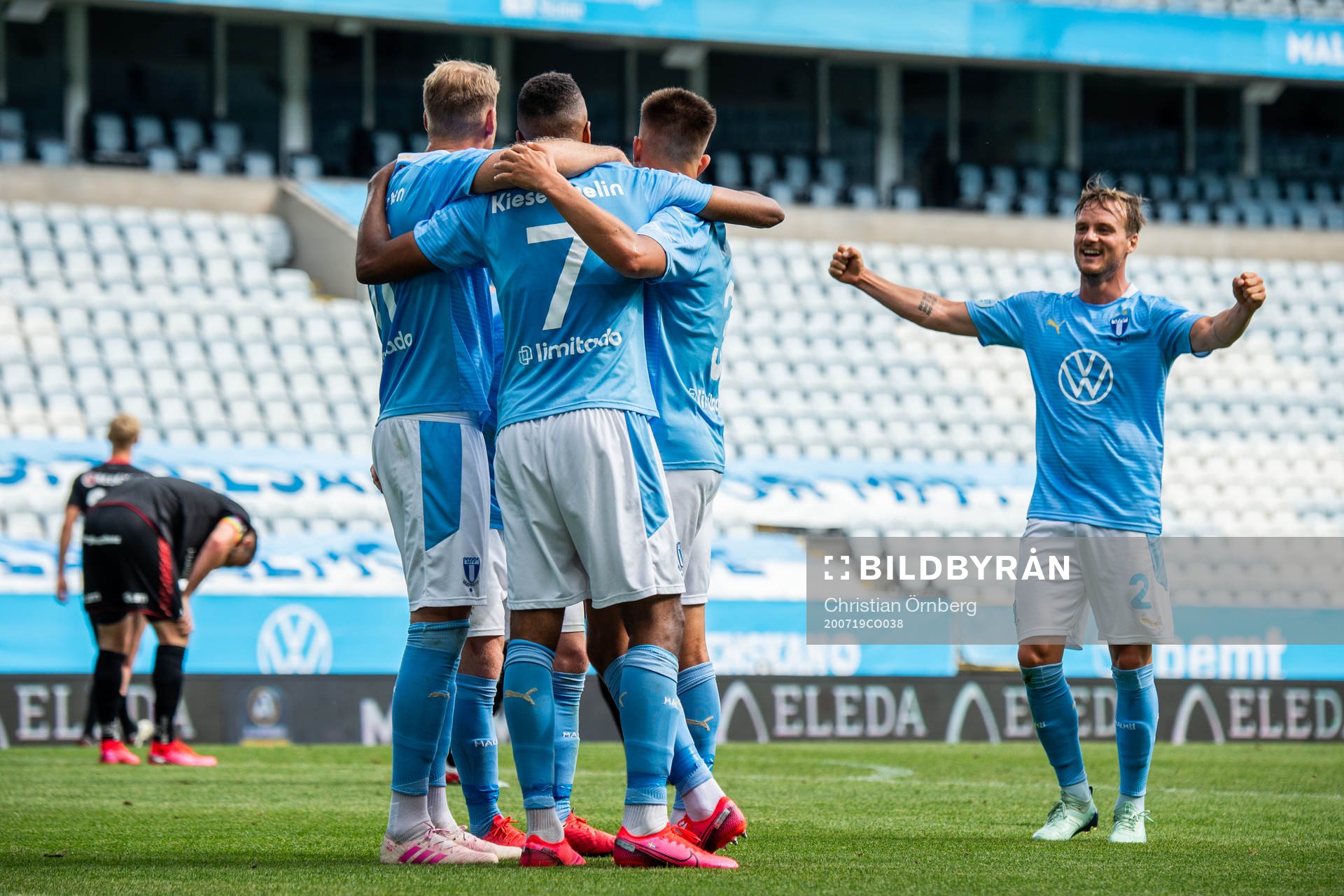 Malmö FFs Isaac Kiese Thelin jublar med lagkamrater efter 2-1 under fotbollsmatchen i Allsvenskan mellan Malmö FF och Kalmar den 19 juli 2020 i Malmö.