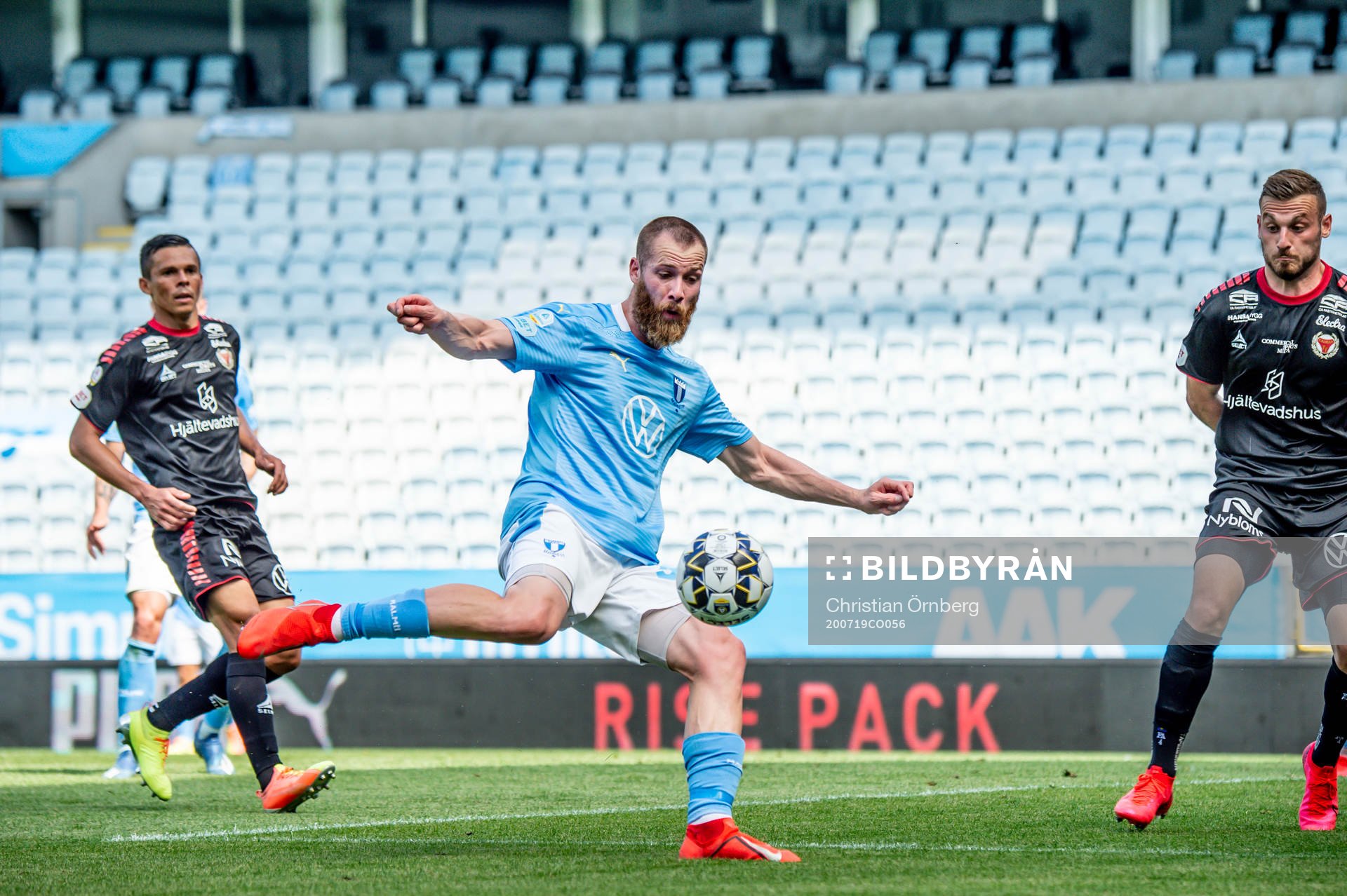 Malmö FFs Jo Inge Berget med skott på mål
