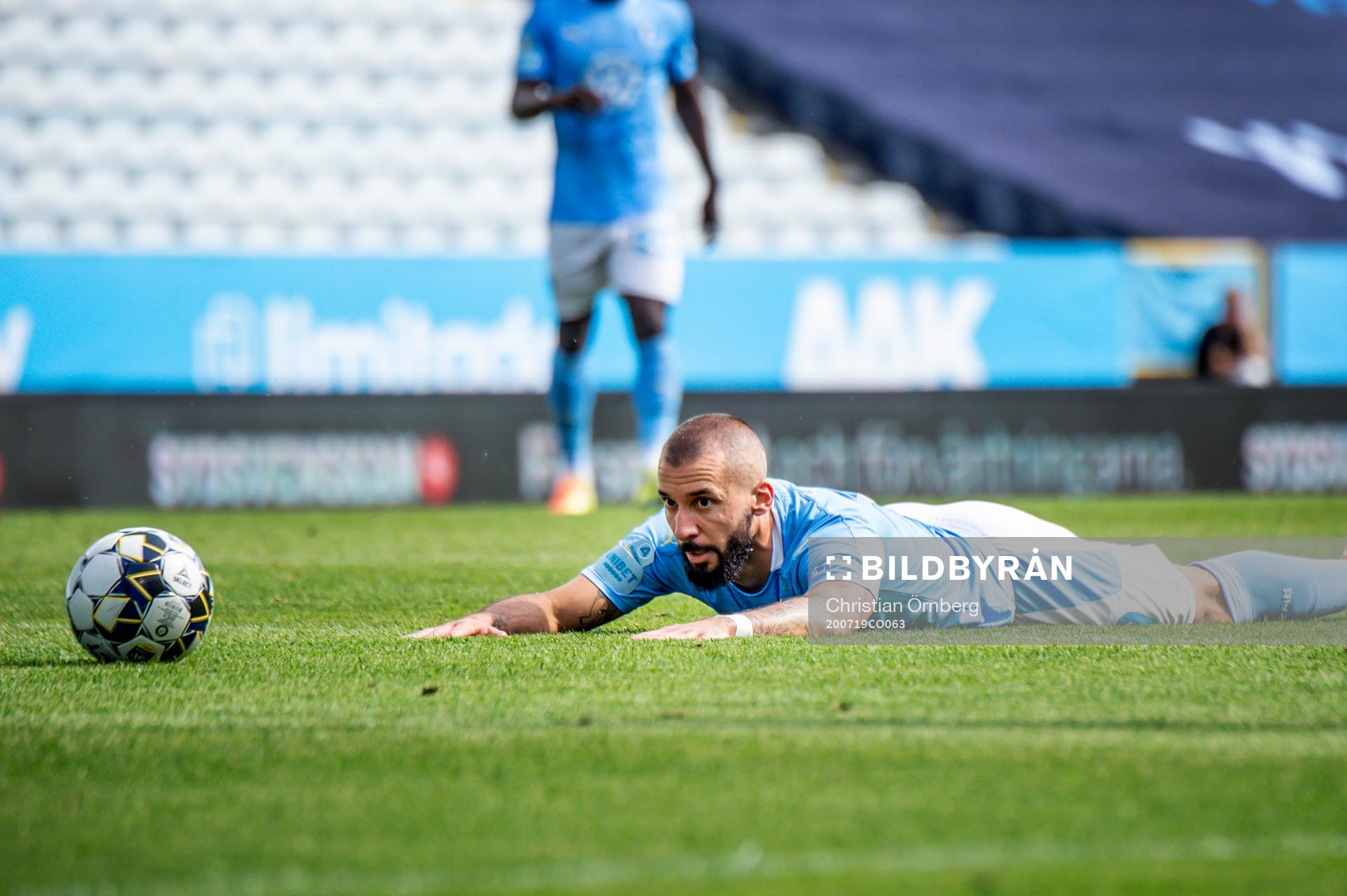 Malmö FFs Guillermo Molins liggandes på gräset
