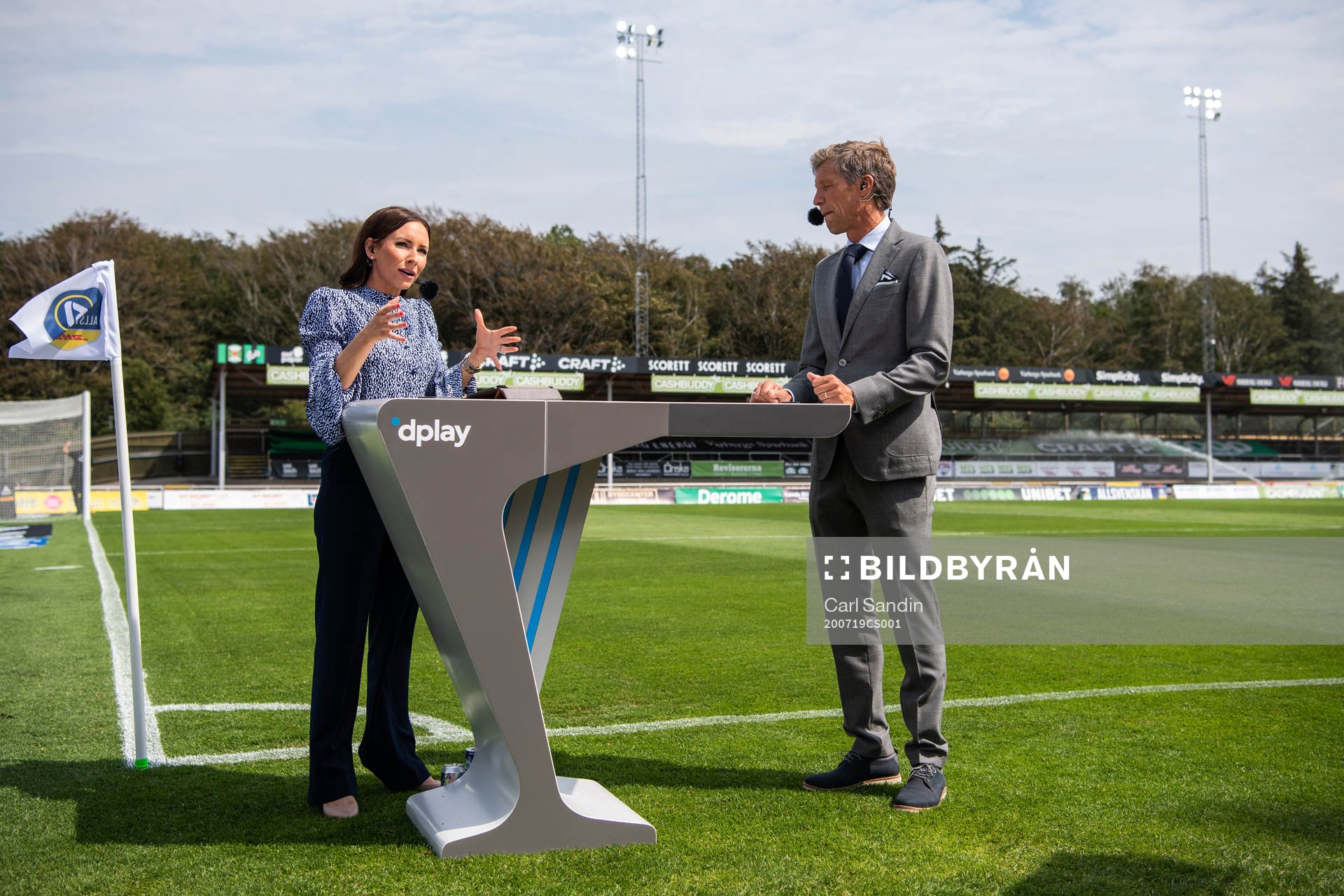Dplays programledare Camilla Enström och Jens Fjellström inför fotbollsmatchen i Allsvenskan mellan Varberg och AIK den 19 juli 2020 i Varberg.