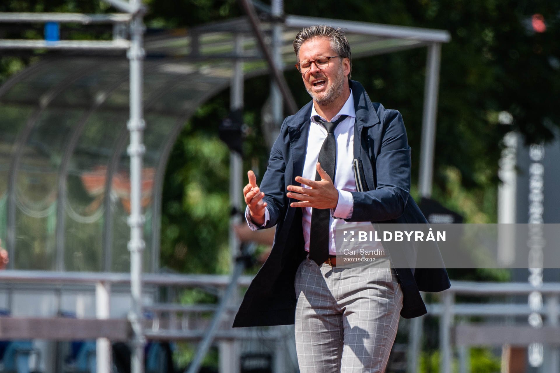 s tränare Rikard Norling reagerar