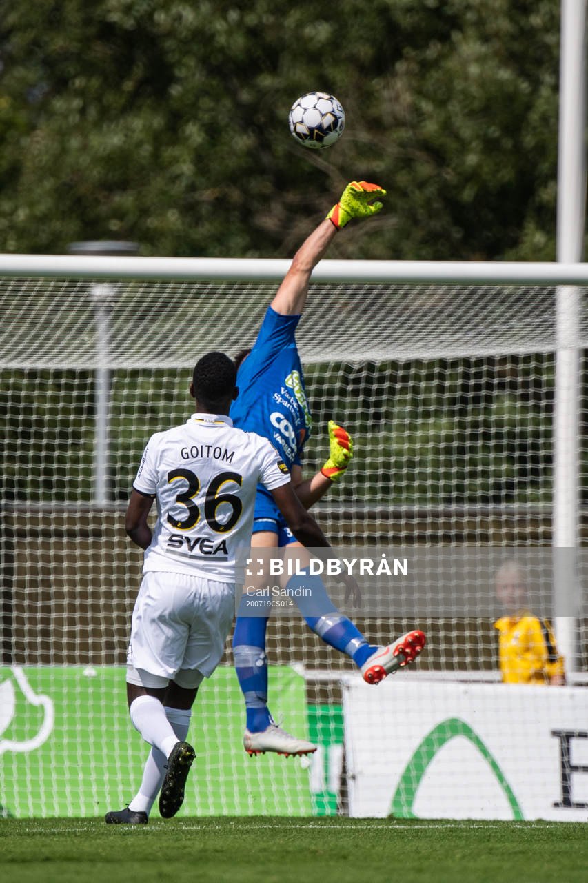 s Henok Goitom i situationen som leder till 0-1