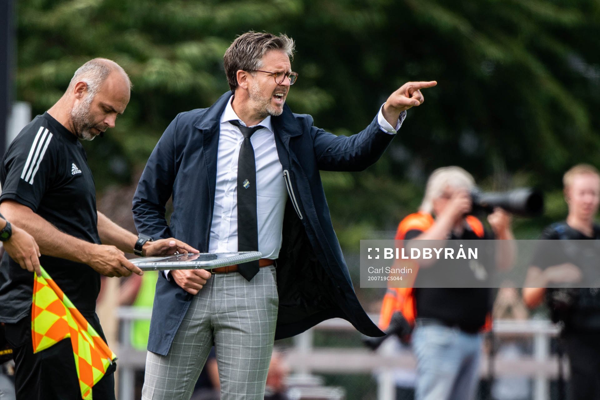 s tränare Rikard Norling ger instruktioner vid ett
