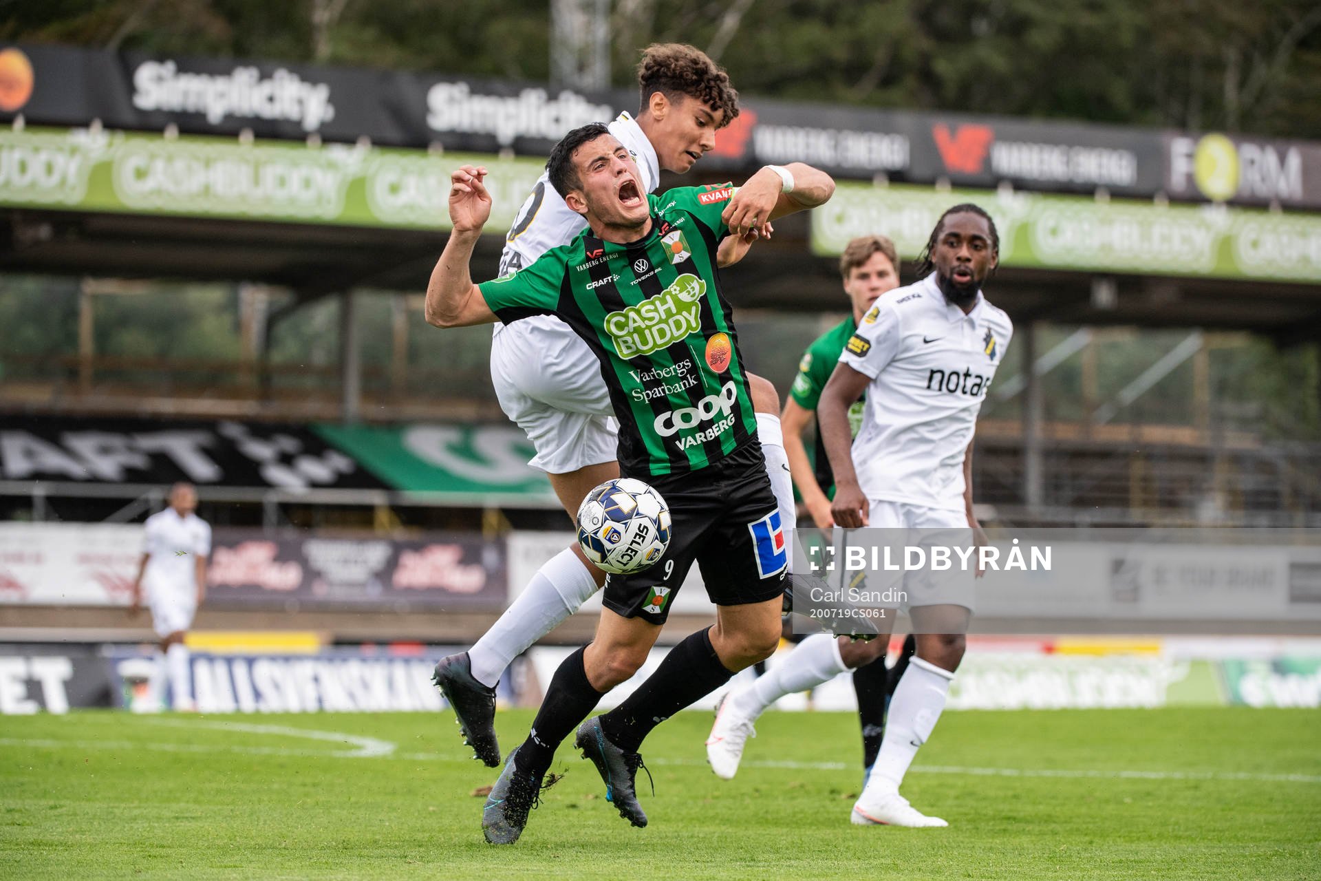 s Robin Tihi och Varbergs Astrit Selmani i en situation som