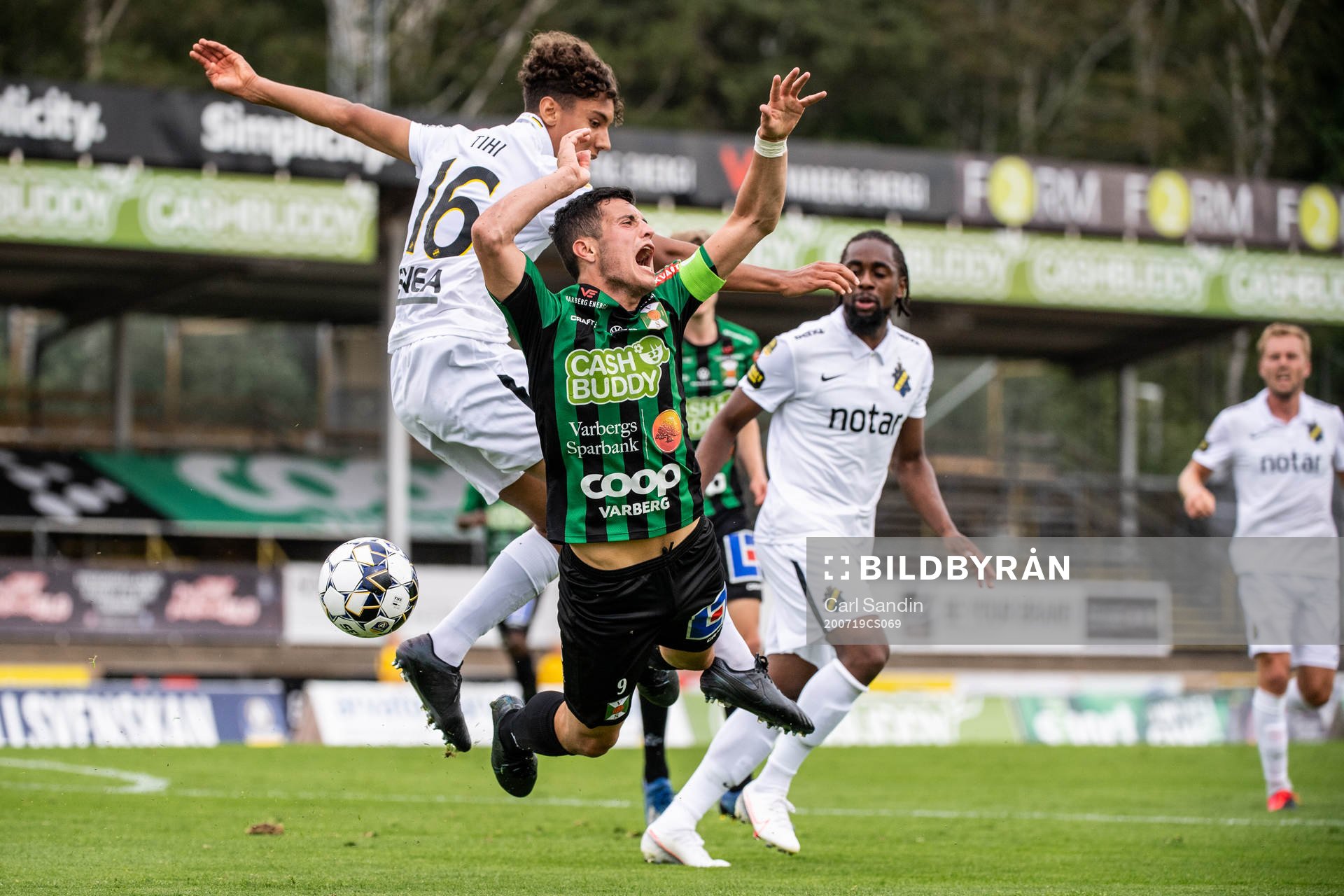 s Robin Tihi och Varbergs Astrit Selmani