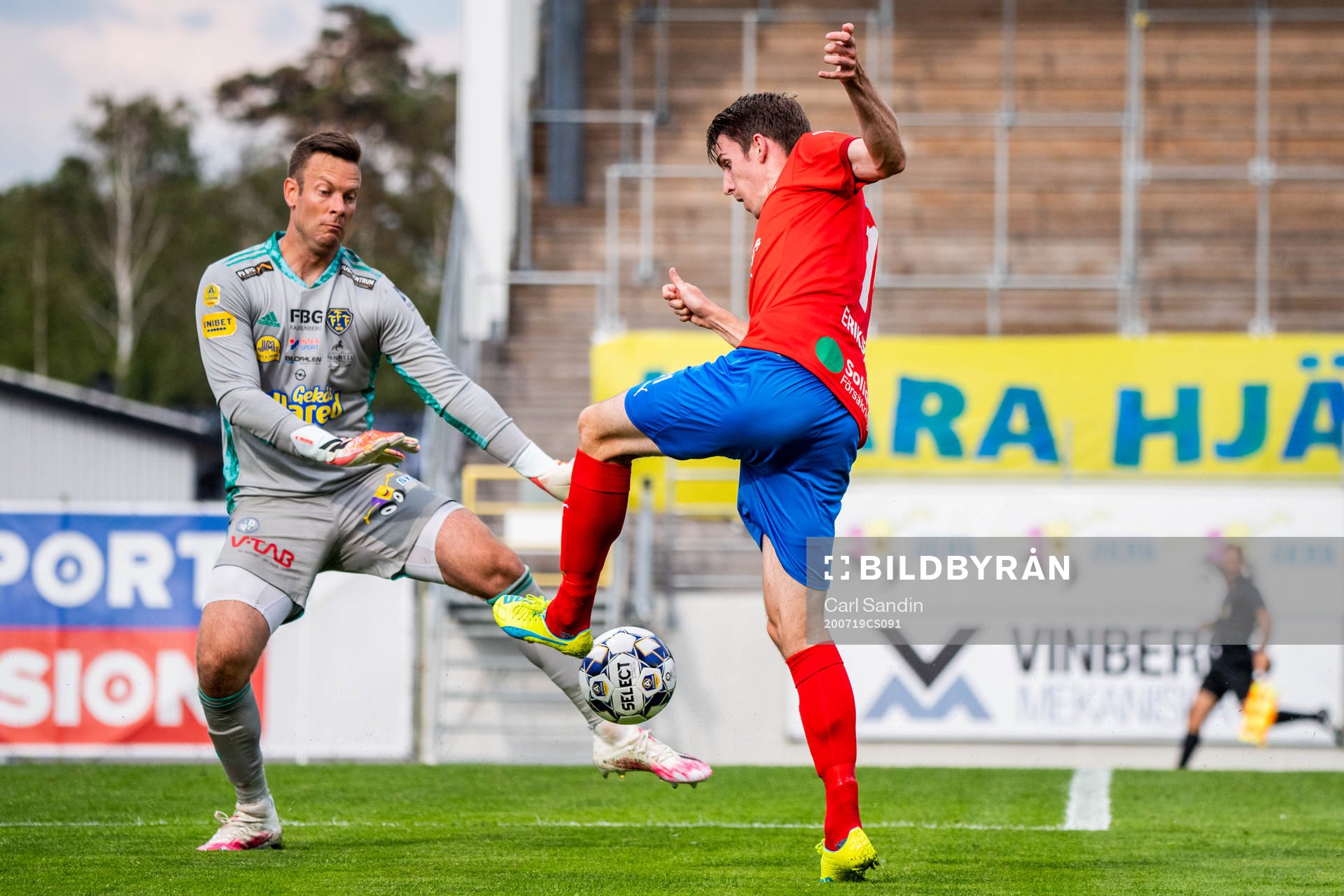 Falkenbergs målvakt Viktor Norling och Helsingborgs Adam