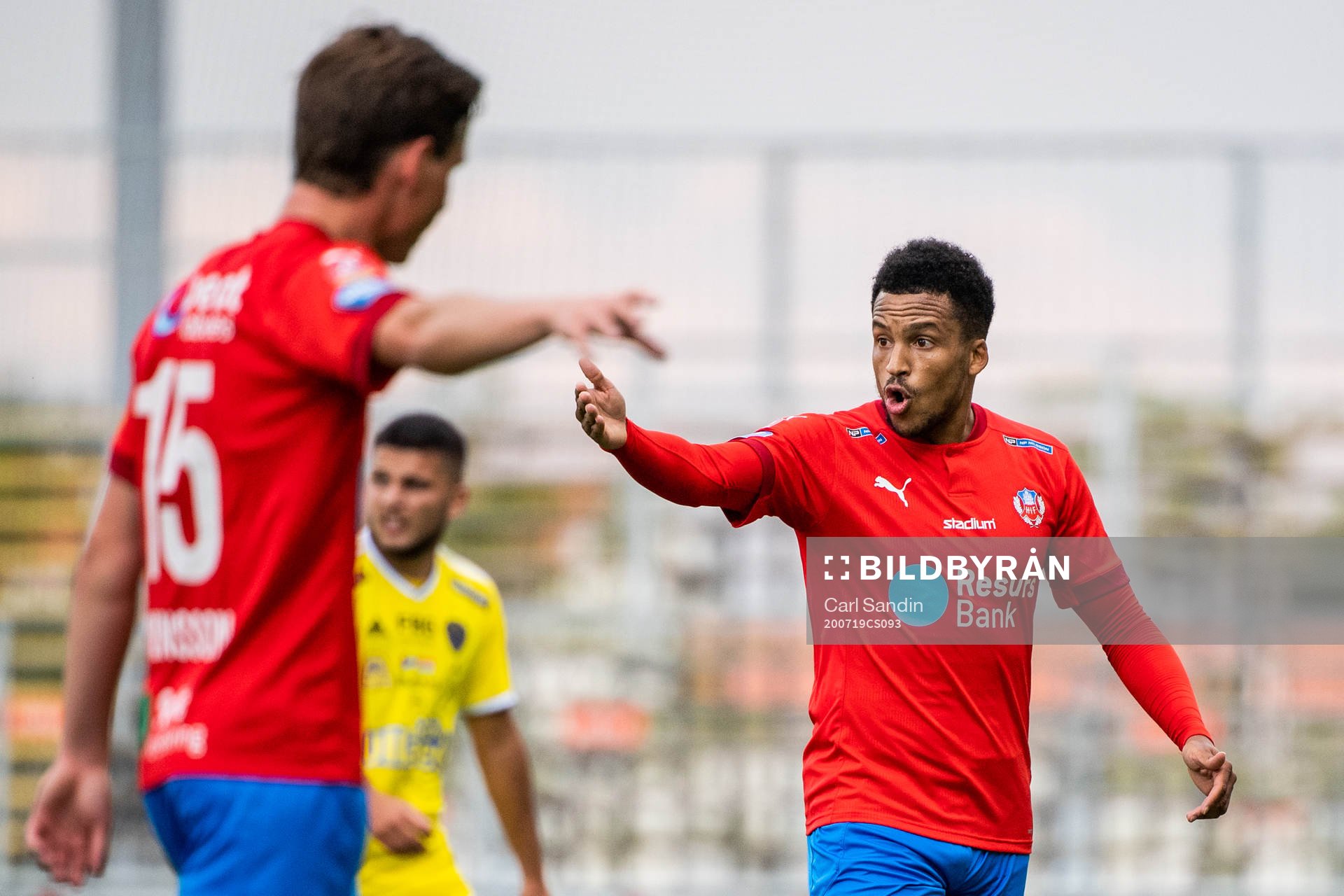 Helsingborgs Max Svensson och Martin Olsson diskuterar