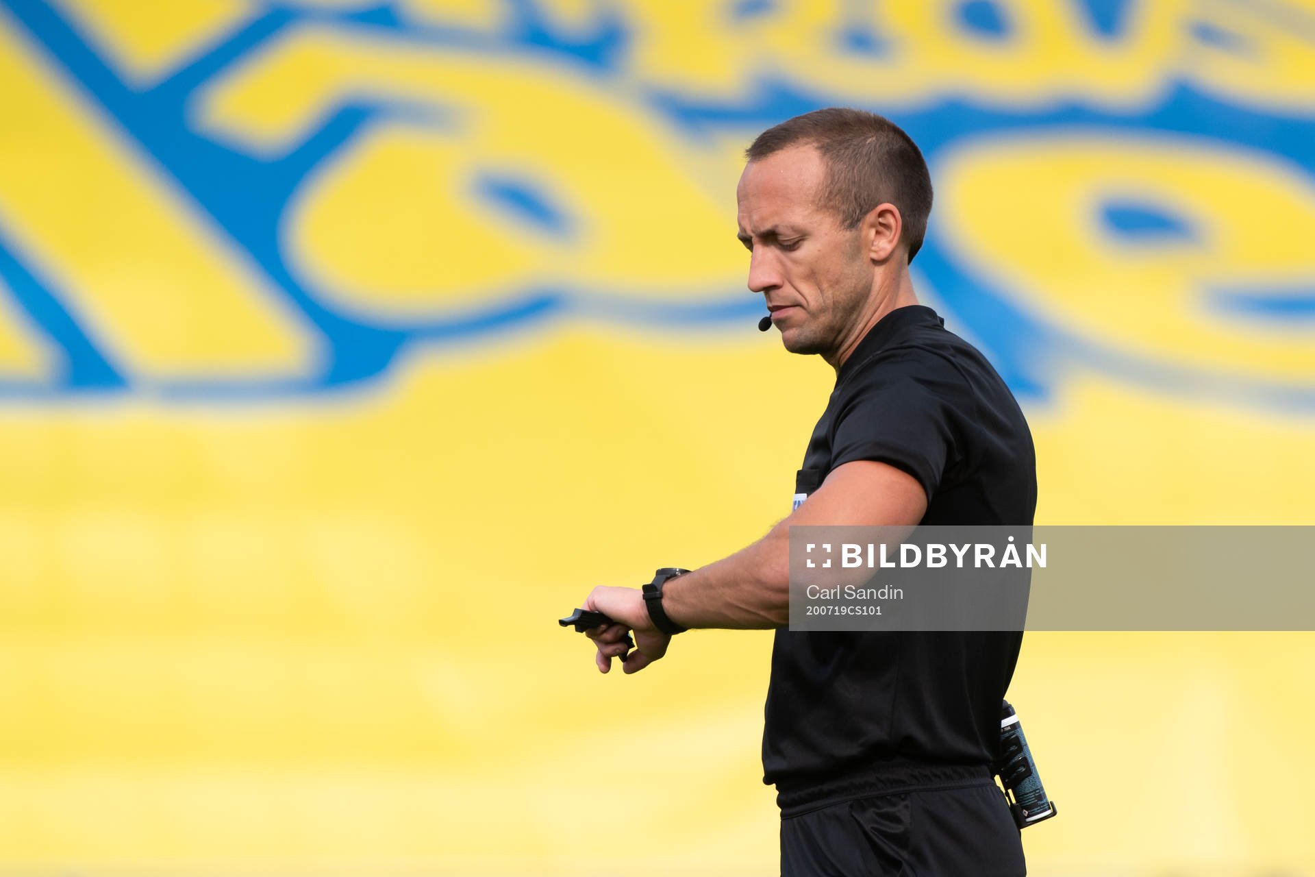 Domare Kaspar Sjöberg tittar på sin klocka