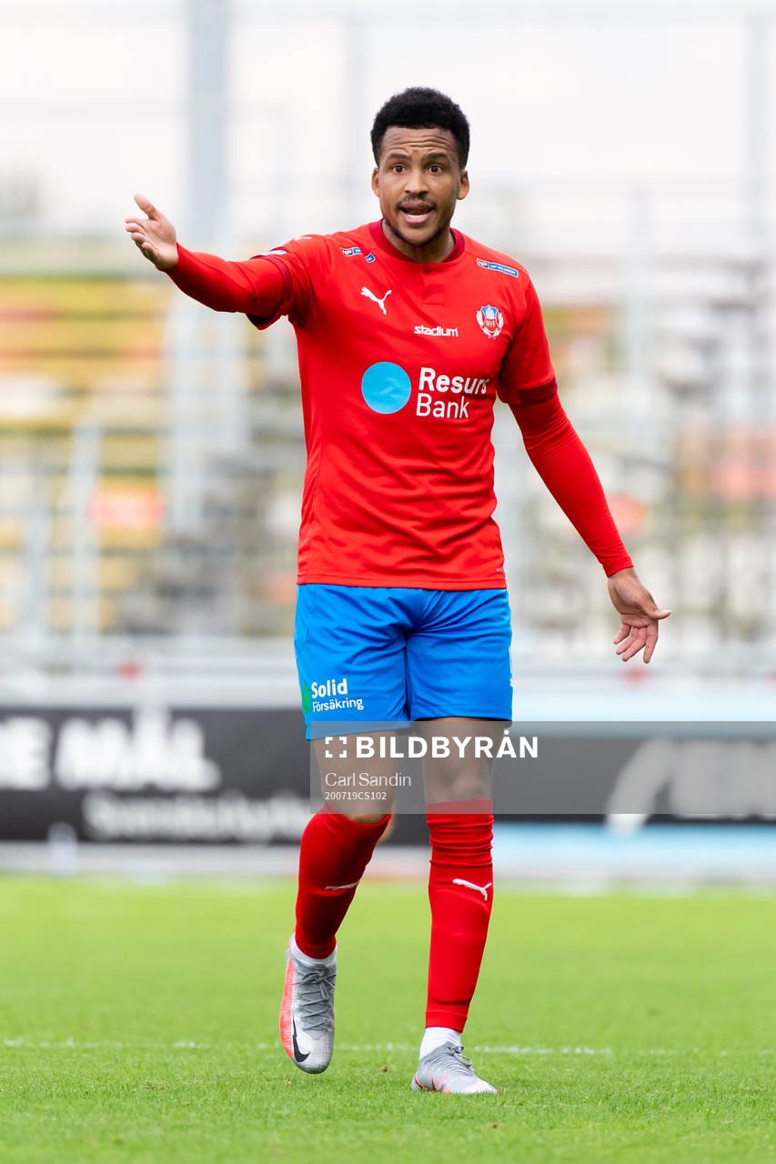 Helsingborgs Martin Olsson reagerar