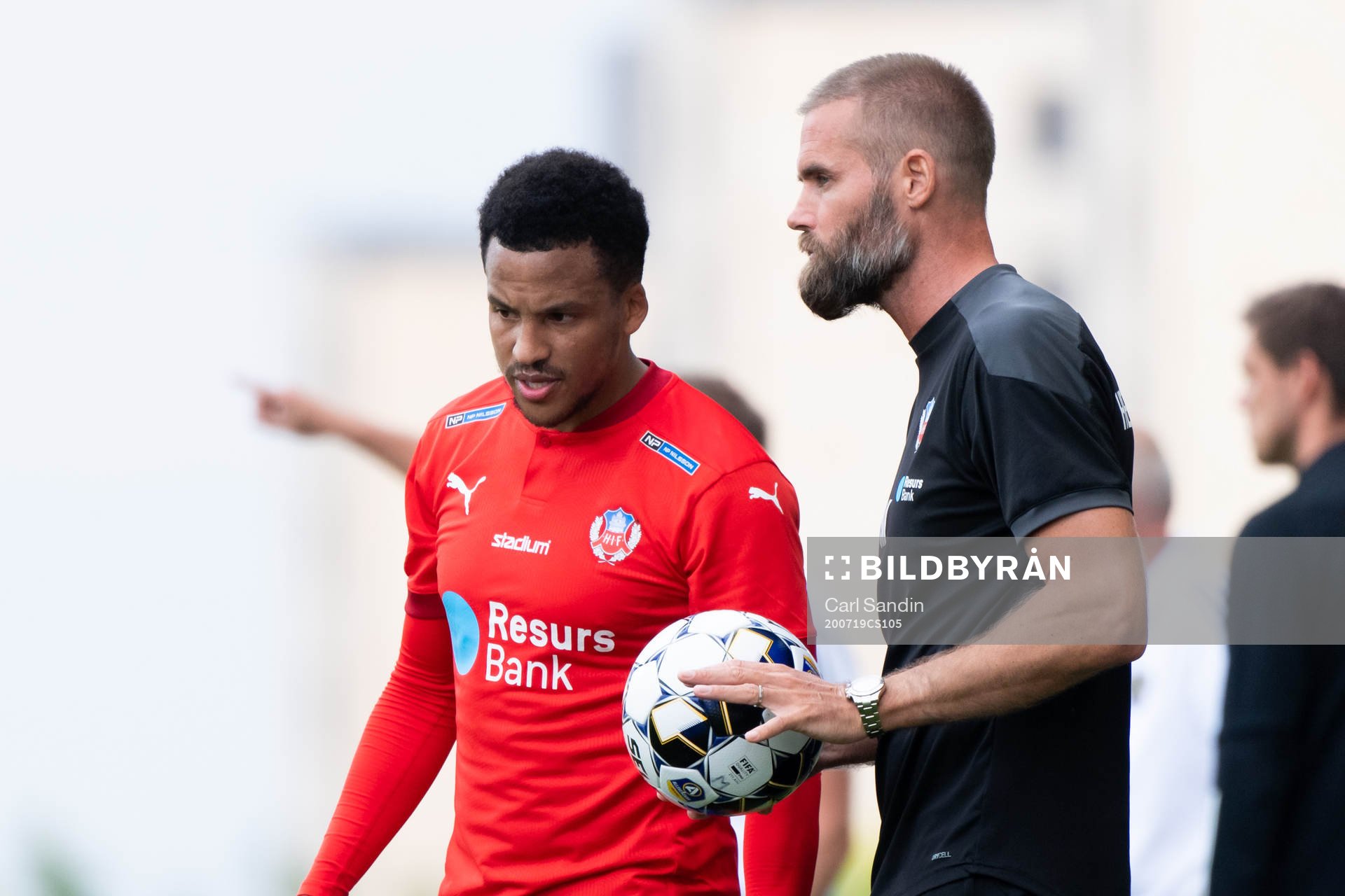 Helsingborgs Martin Olsson pratar med tränare Olof Mellberg under fotbollsmatchen i Allsvenskan mellan Falkenberg och Helsingborg den 19 juli 2020 i Falkenberg.