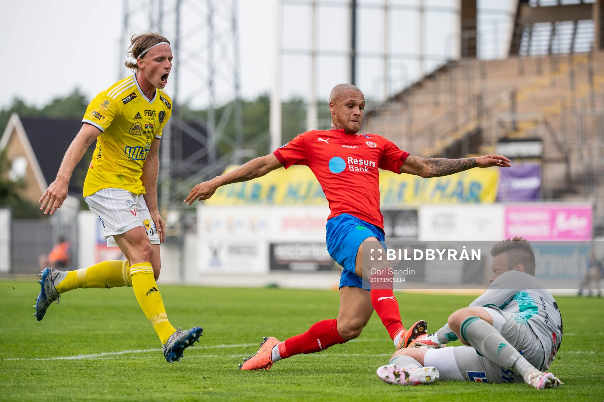 Falkenbergs Carl Johansson och målvakt Viktor Norling mot