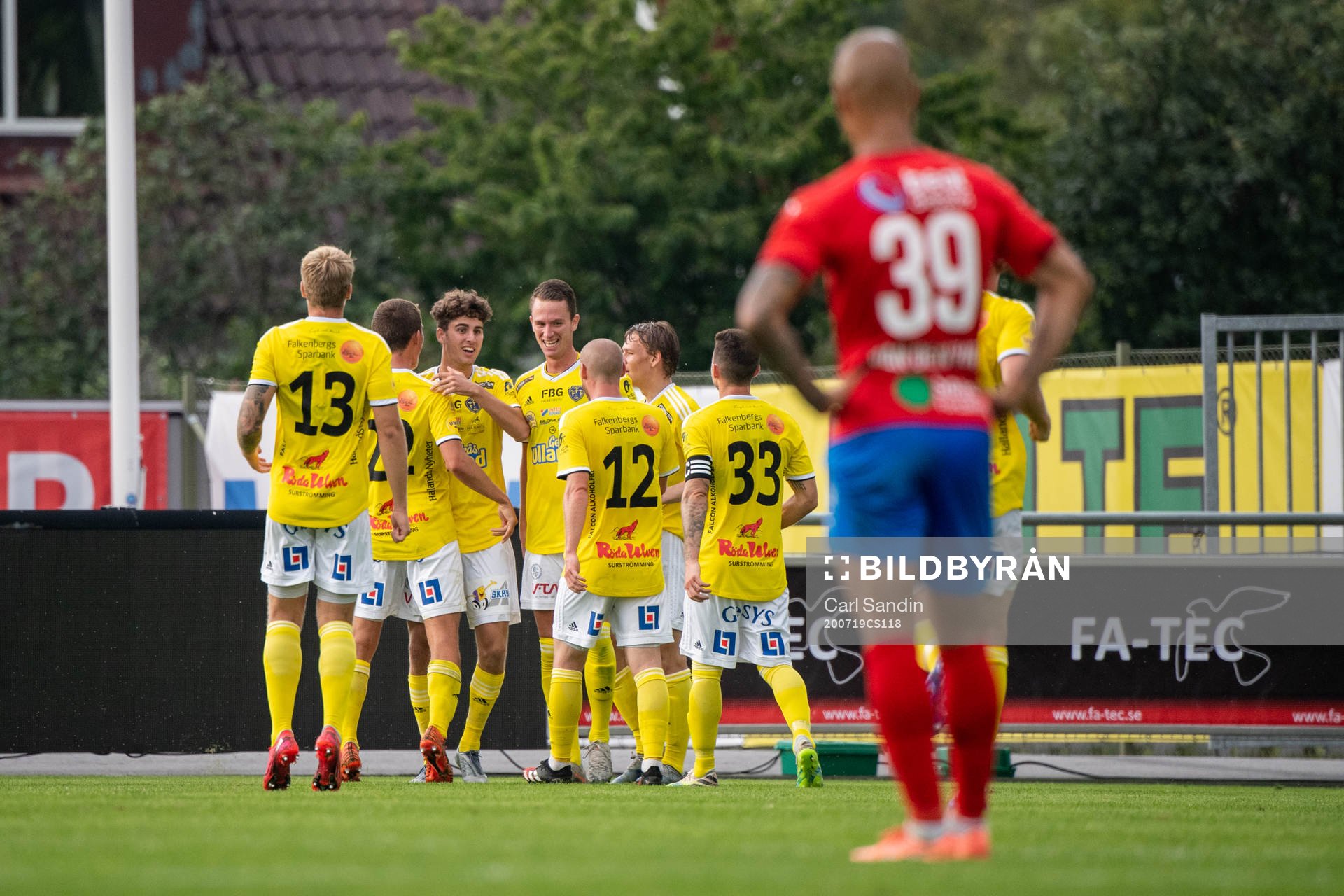 Falkenbergs Matthew Garbett jublar med lagkamrater