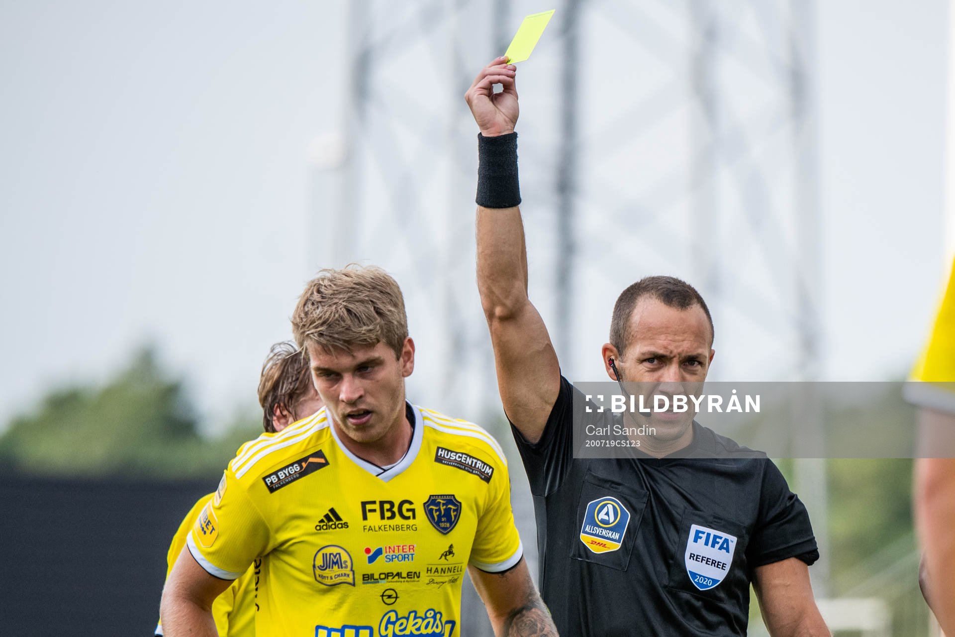 Falkenbergs Marcus Klingenberg Mathisen visas ett gult kort