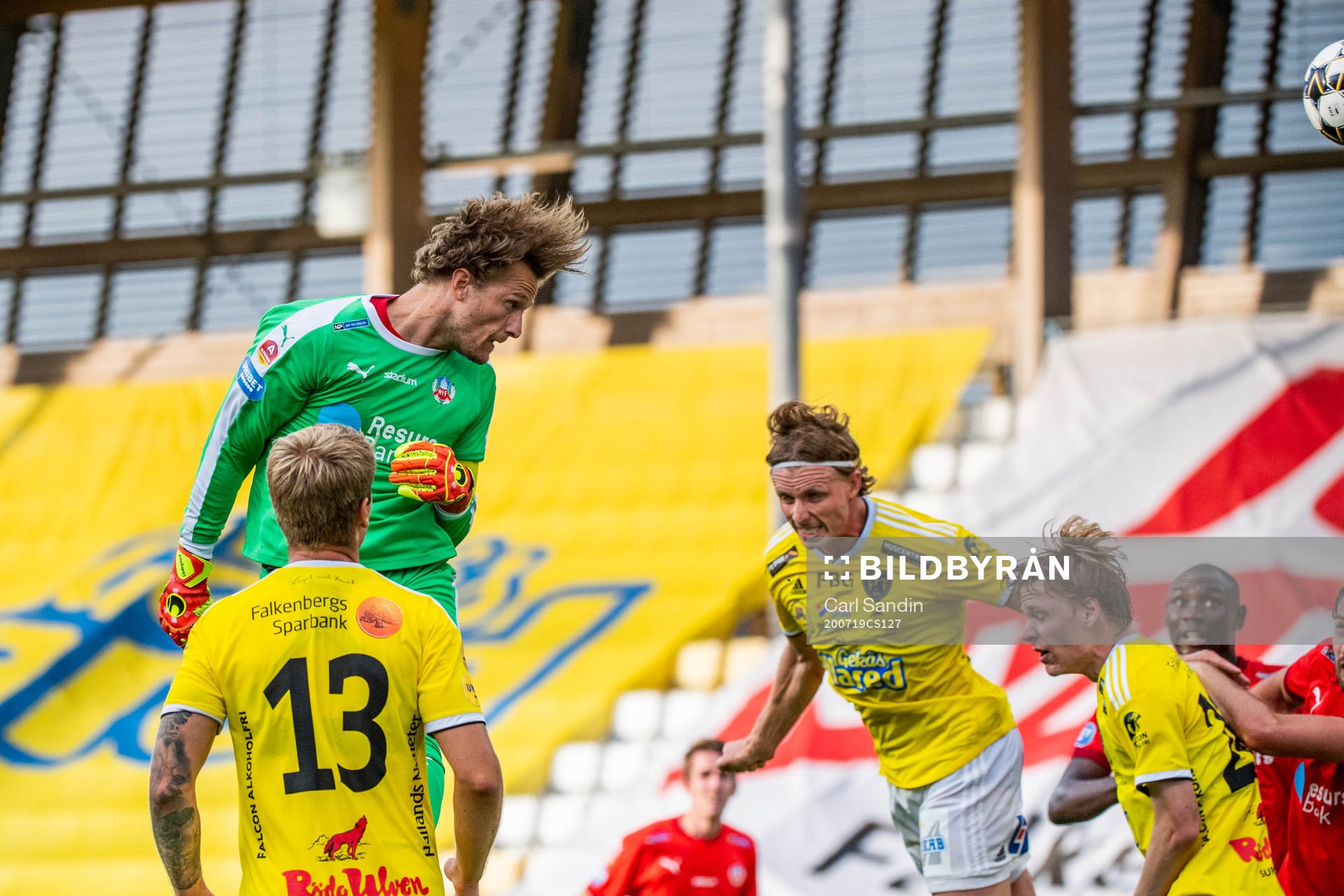 Helsingborgs målvakt Anders Lindegaard nickar till 2-2