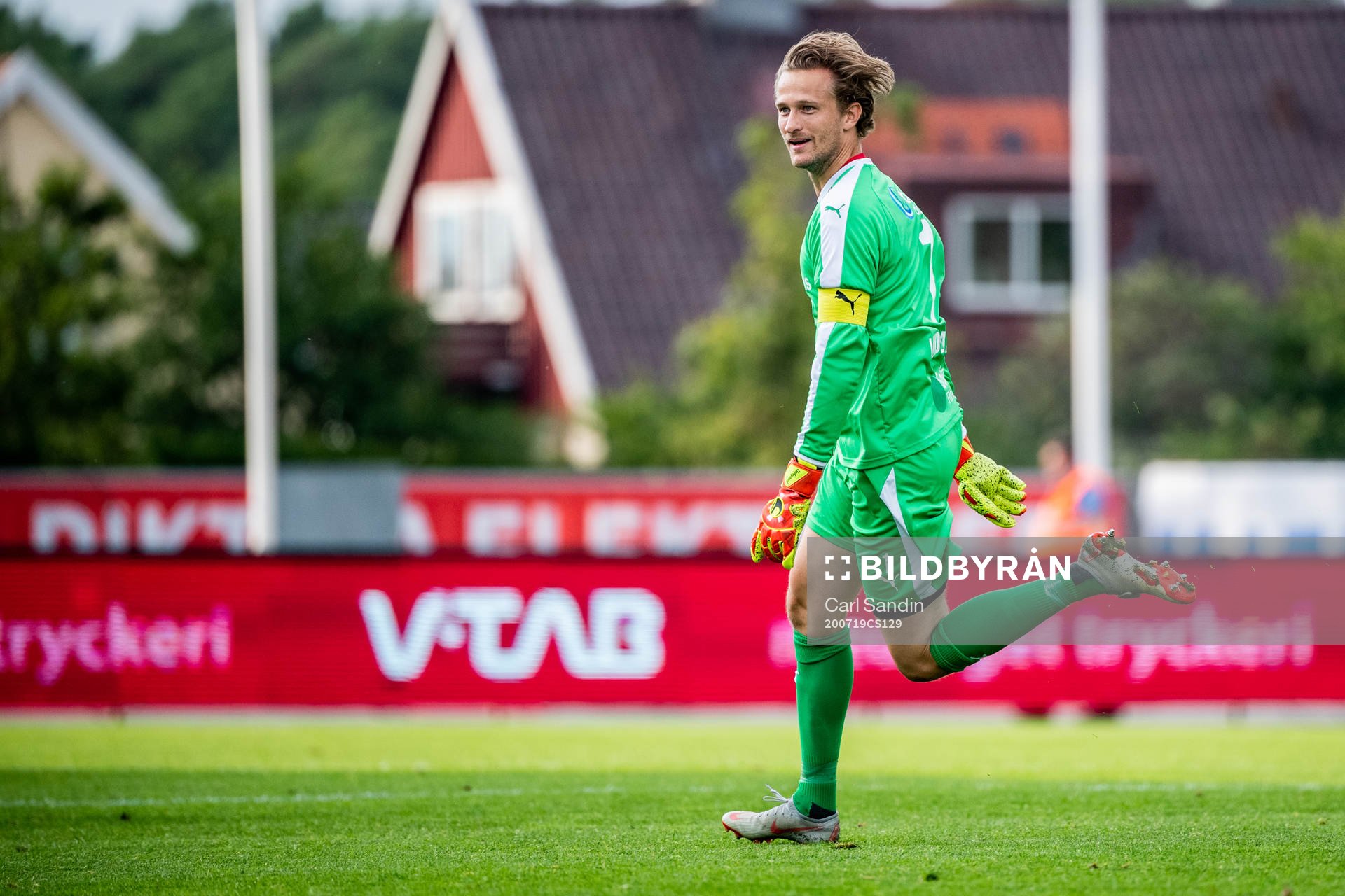 Helsingborgs målvakt Anders Lindegaard jublar