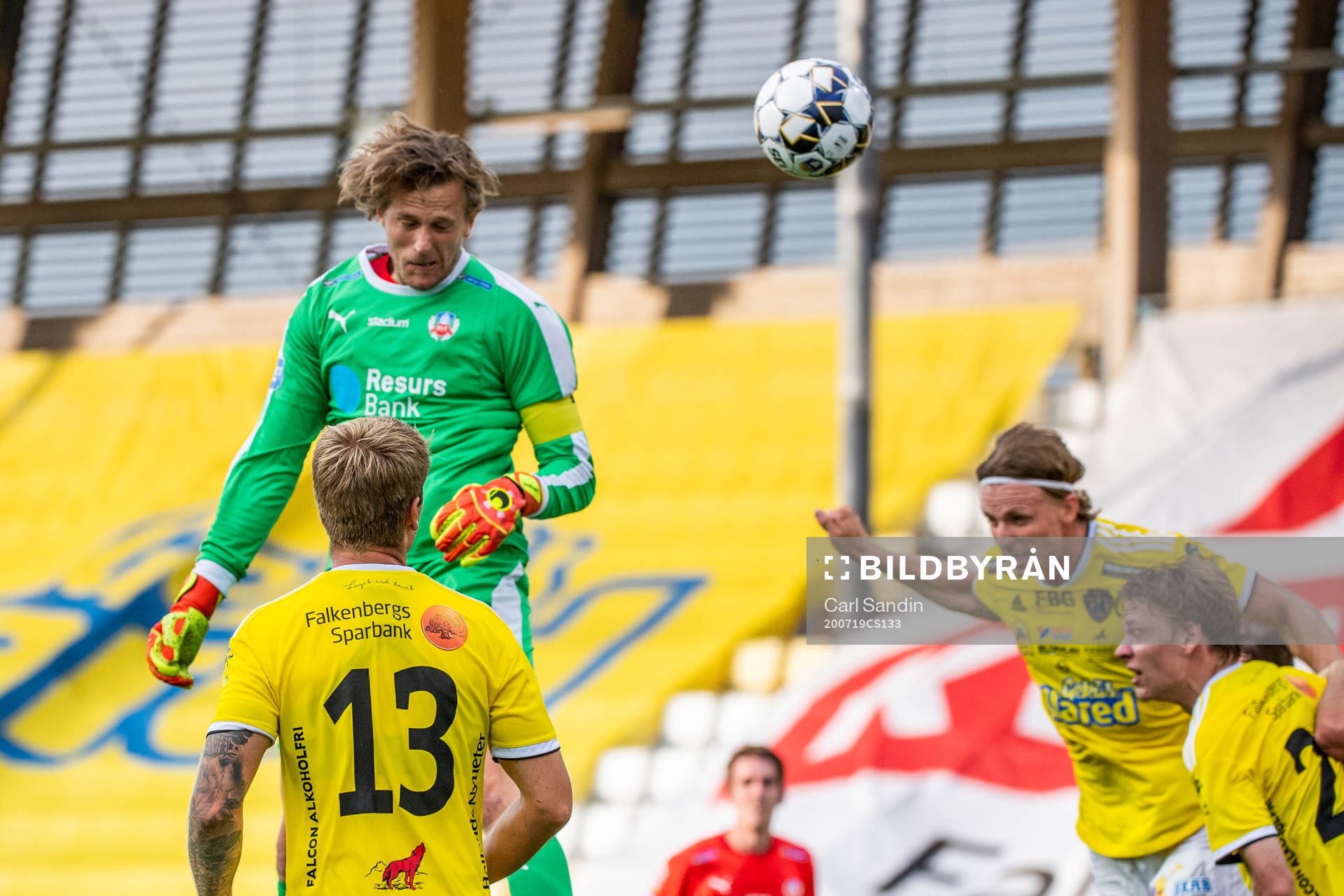 Helsingborgs målvakt Anders Lindegaard nickar till 2-2