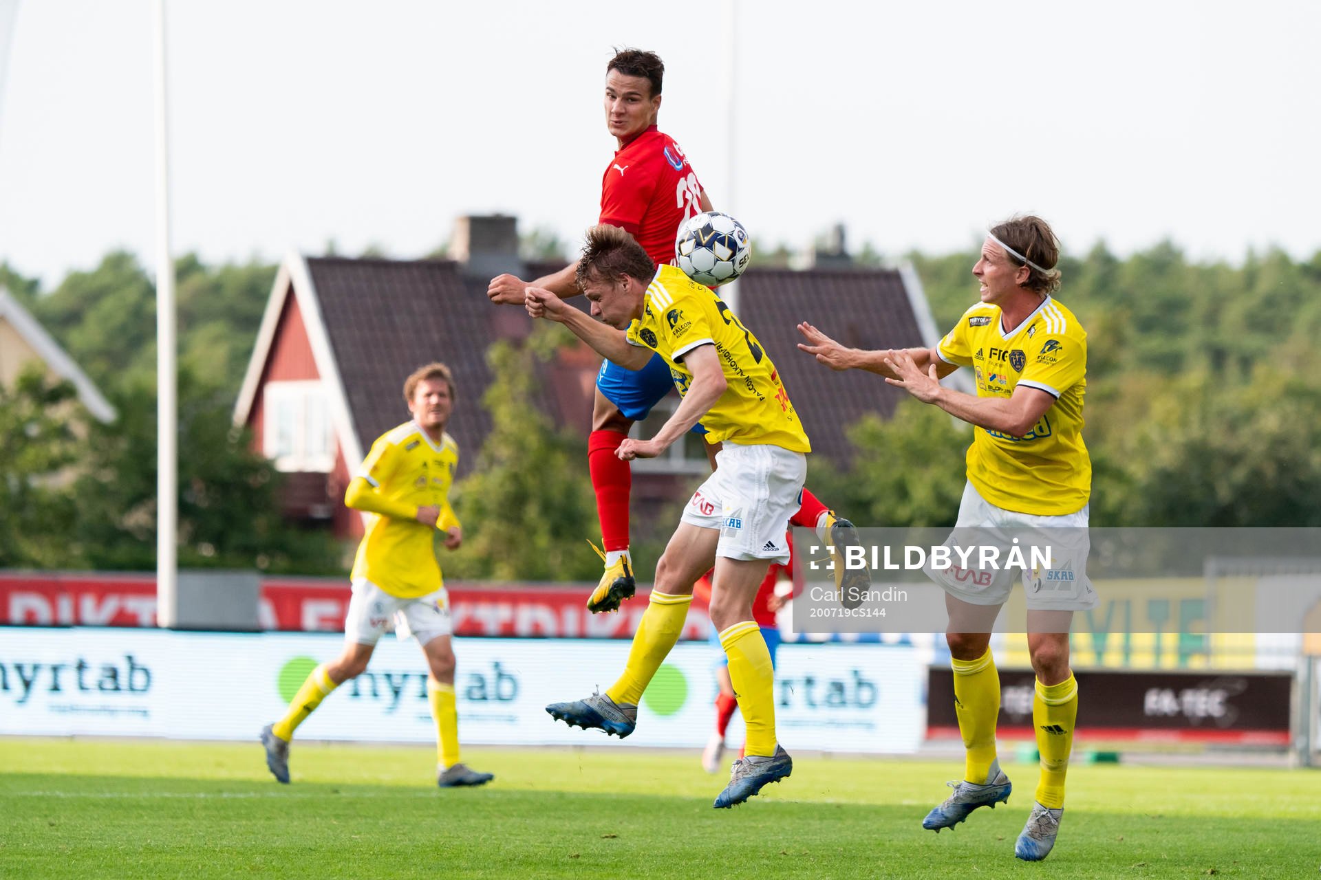 Helsingborgs Assad Al Hamlawi nickar bollen framför
