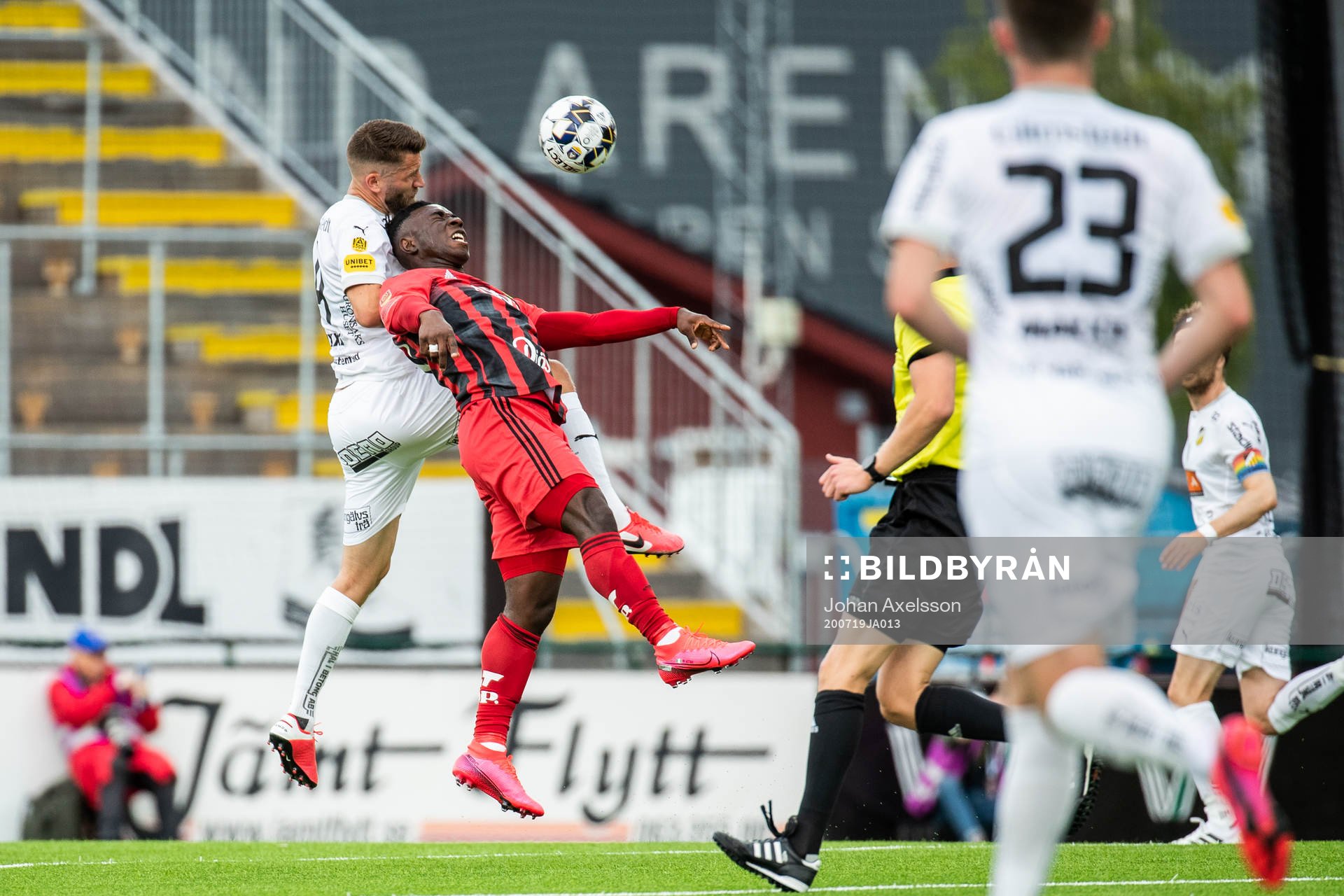 Häckens Joona Toivio och Östersunds Jordan Attah Kadiri