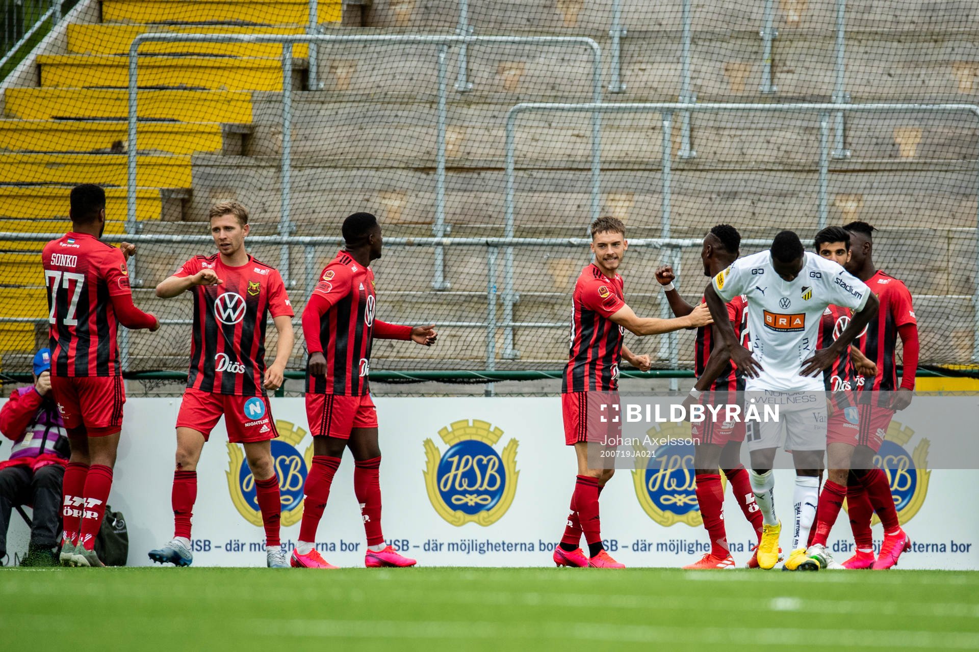 Östersunds Felix Hörberg jublar med lagkamrater