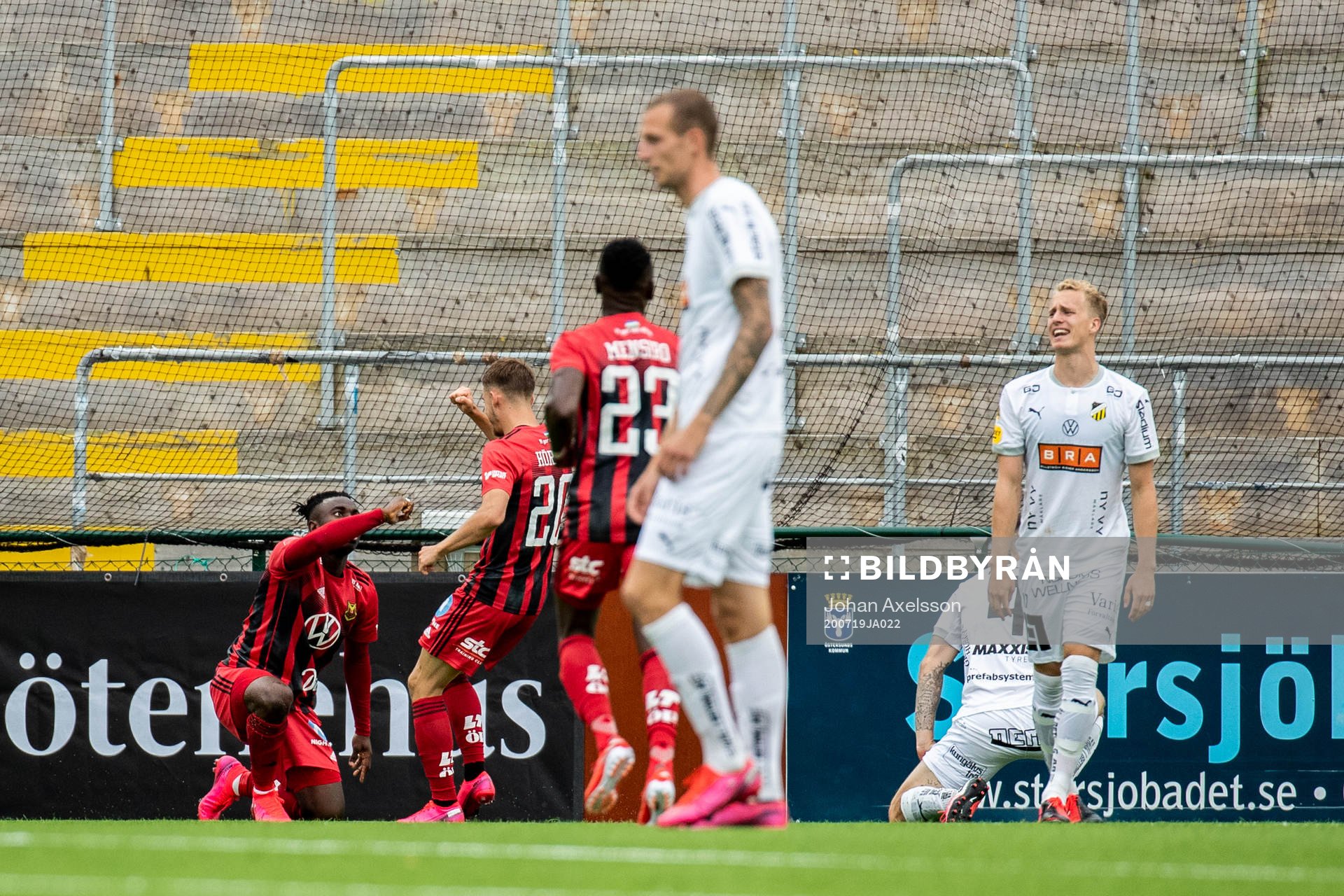 Östersunds Jordan Attah Kadiri  och Felix Hörberg jublar