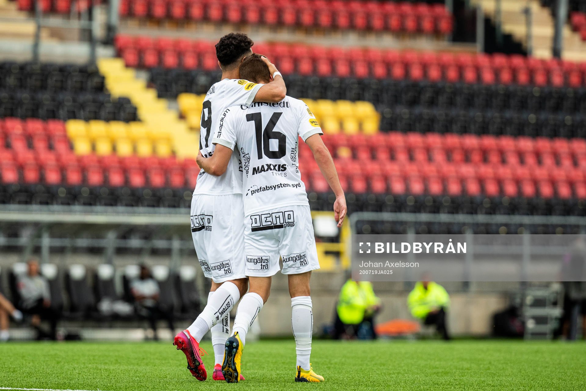 Häckens Leo Bengtsson (h) jublar tillsammans med Daleho Irandust under fotbollsmatchen i Allsvenskan mellan Östersund och Häcken den 19 juli 2020 i Östersund.