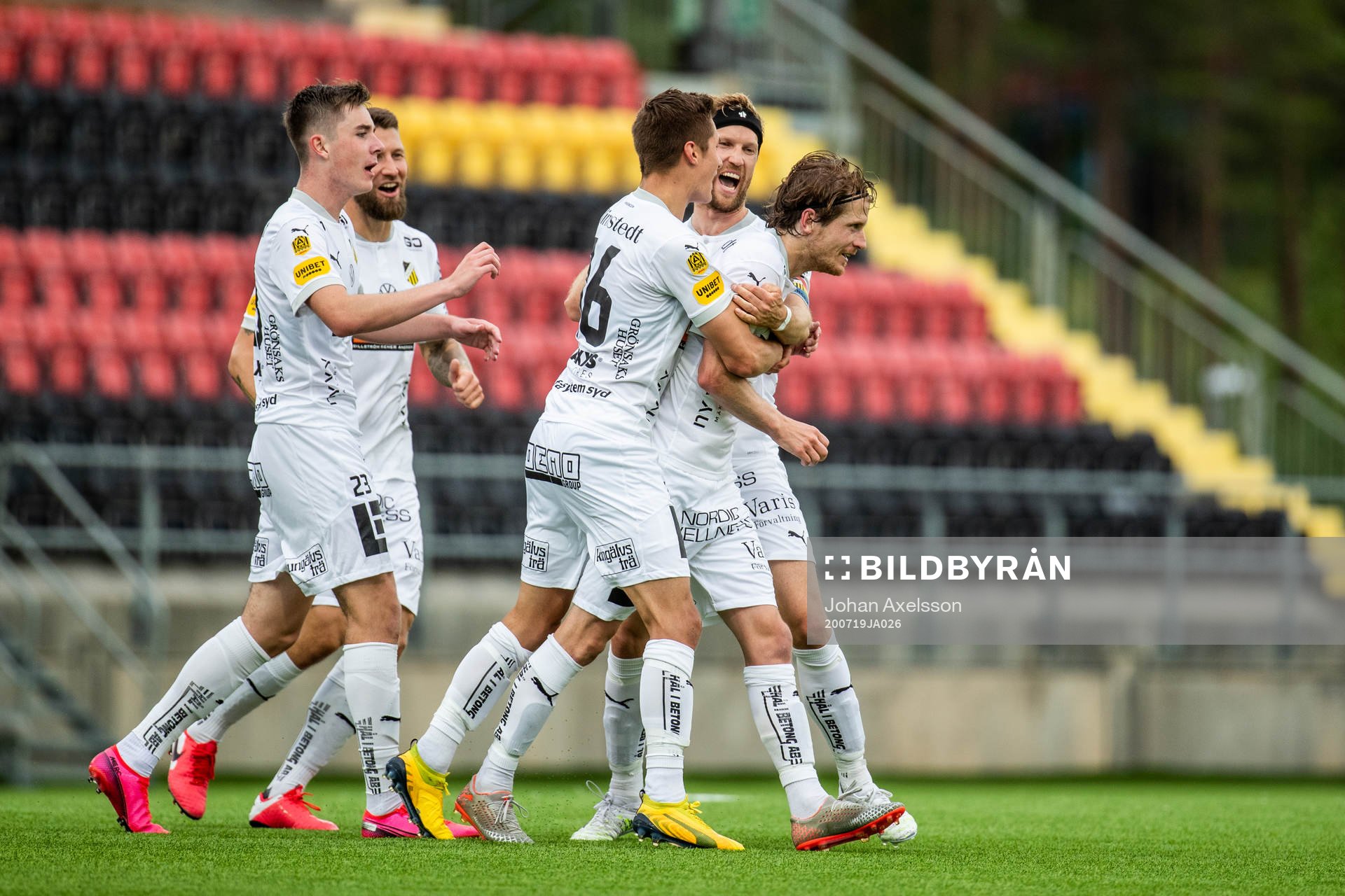 Häckens Erik Friberg jublar med lagkamrater efter 1-2 under fotbollsmatchen i Allsvenskan mellan Östersund och Häcken den 19 juli 2020 i Östersund.
