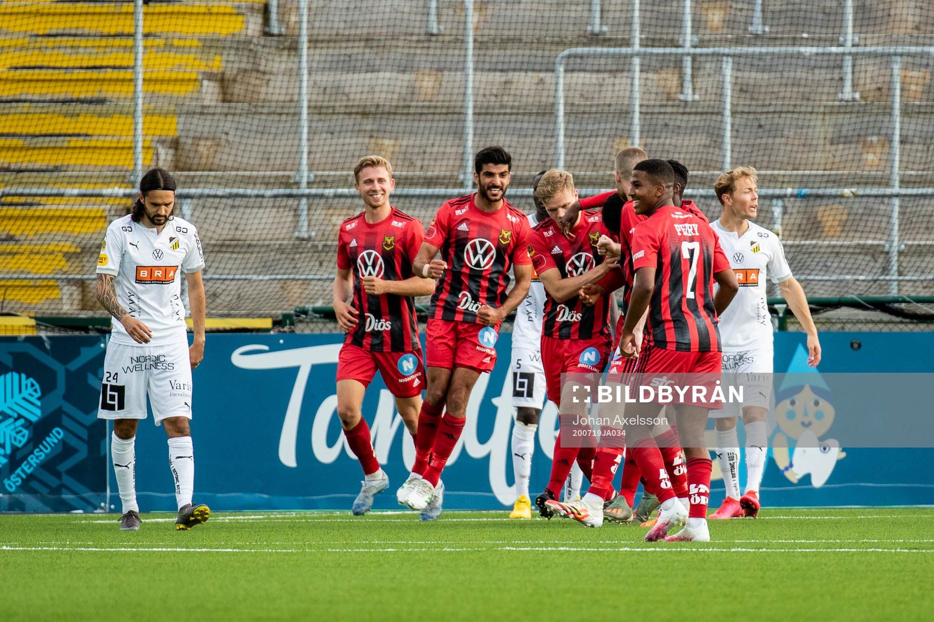 Östersunds Noah Sonko Sundberg jublar med lagkamrater