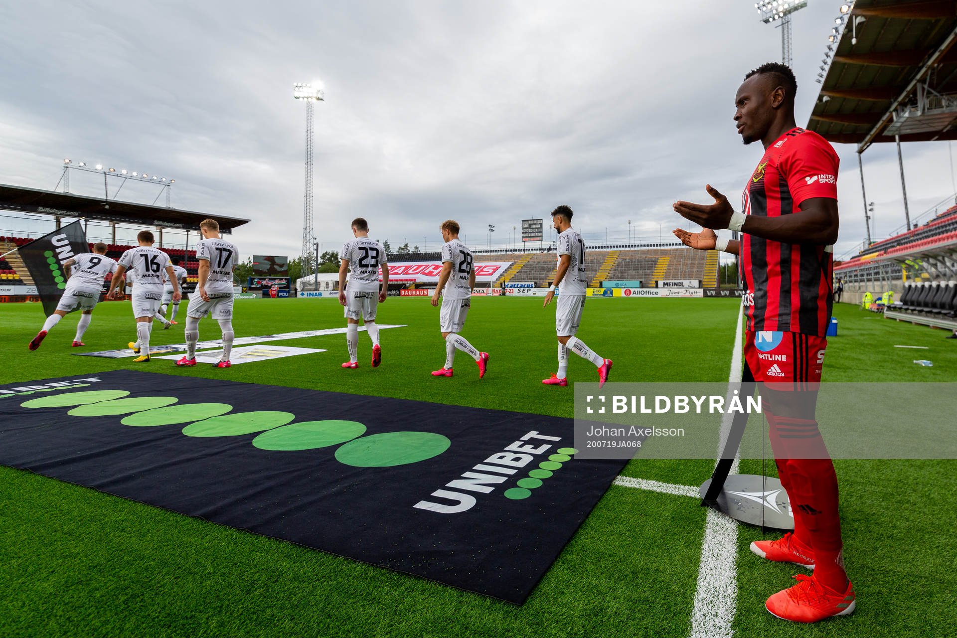 Östersunds Sam Mensiro under inmarschen inför fotbollsmatchen i Allsvenskan mellan Östersund och Häcken den 19 juli 2020 i Östersund.