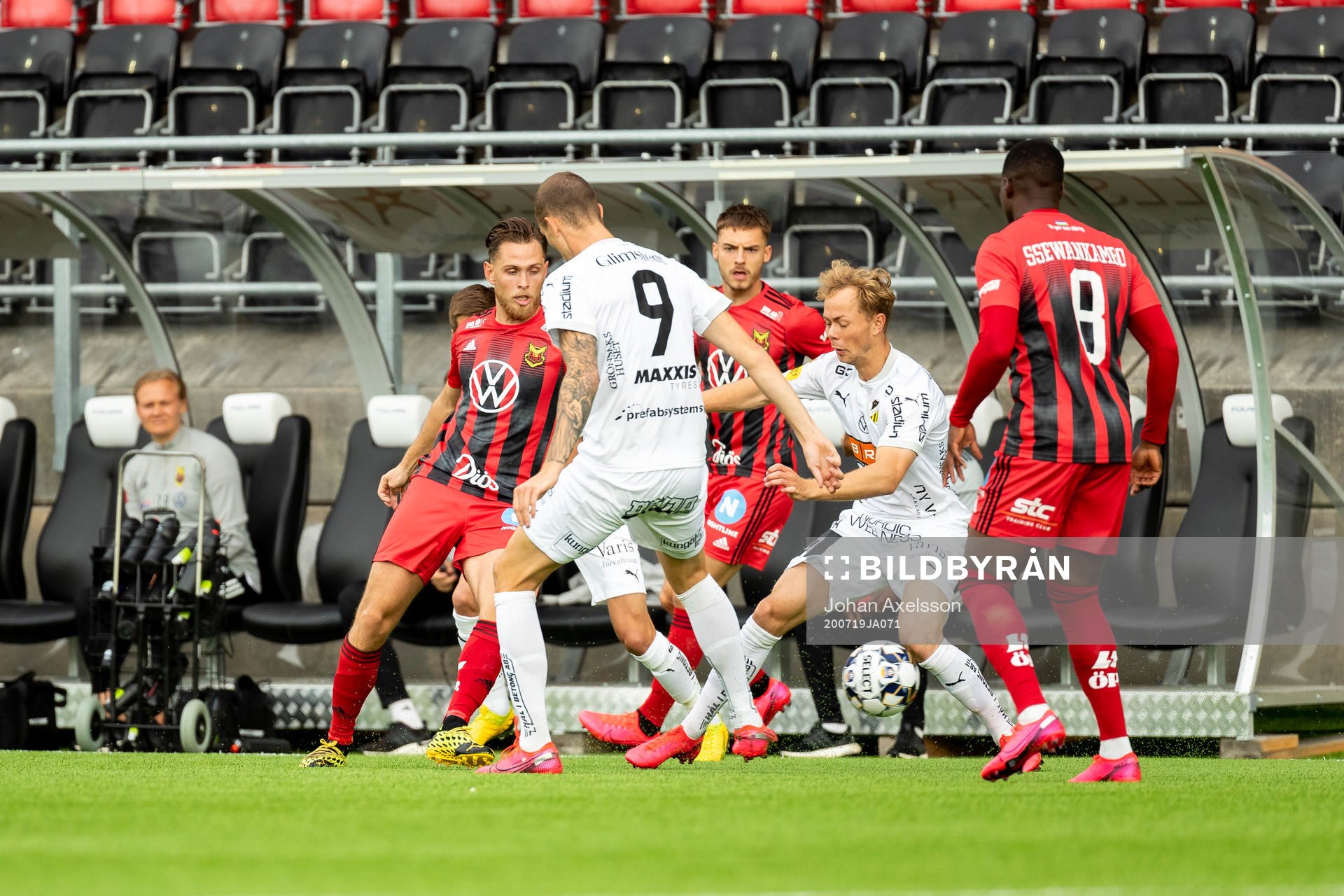 Östersunds Charlie Colkett i kamp om bollen med Häckens