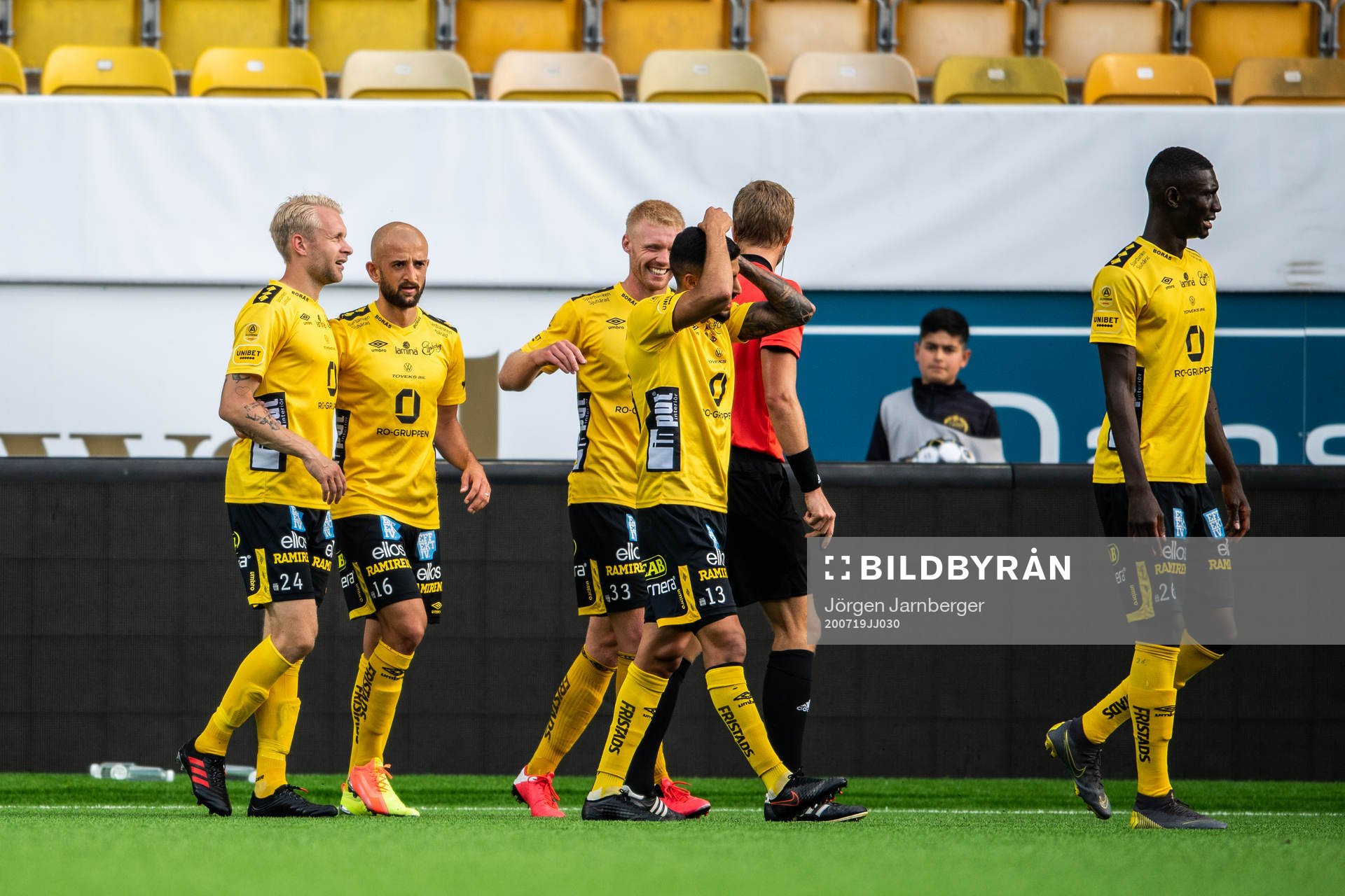 Elfsborgs Johan Larsson jublar med lagkamrater