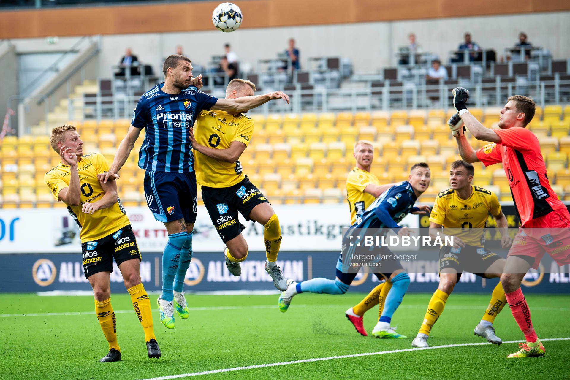 Djurgårdens Erik Berg i kamp med Elfsborgs Per Frick och Gustav Henriksson under fotbollsmatchen i Allsvenskan mellan Elfsborg och Djurgården den 19 juli 2020 i Borås.